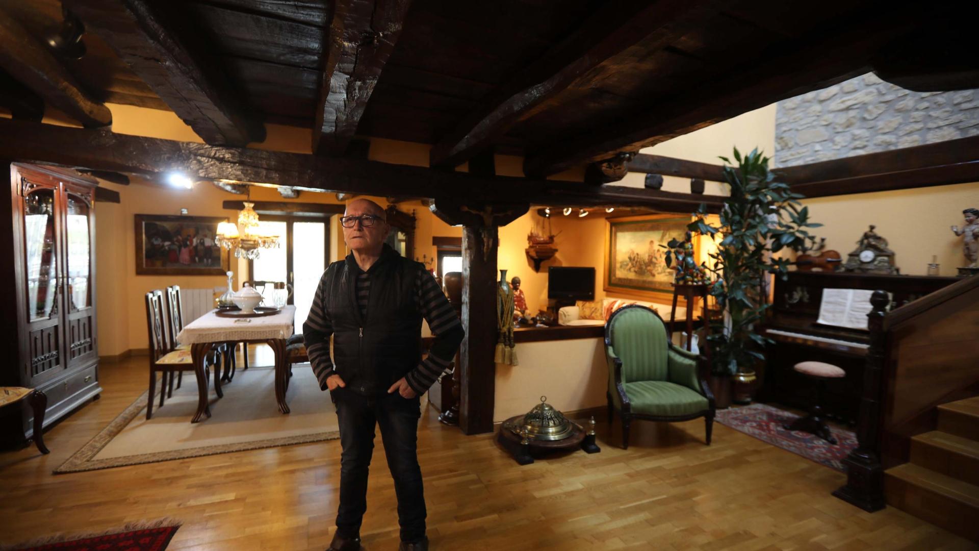 Vicente Apezteguía en el salón de la casa, donde se aprecia cómo es posible montar una vivienda con objetos recuperados en Traperos de Emaús.