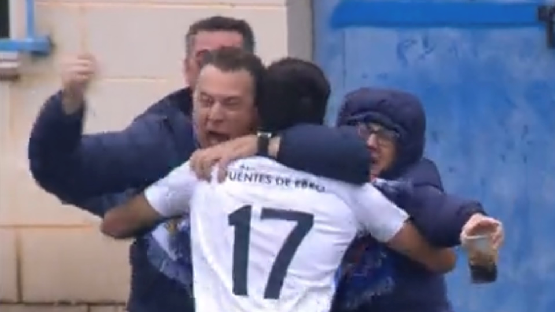 Requeno se abraza a sus padres al marcar el gol de Osasuna