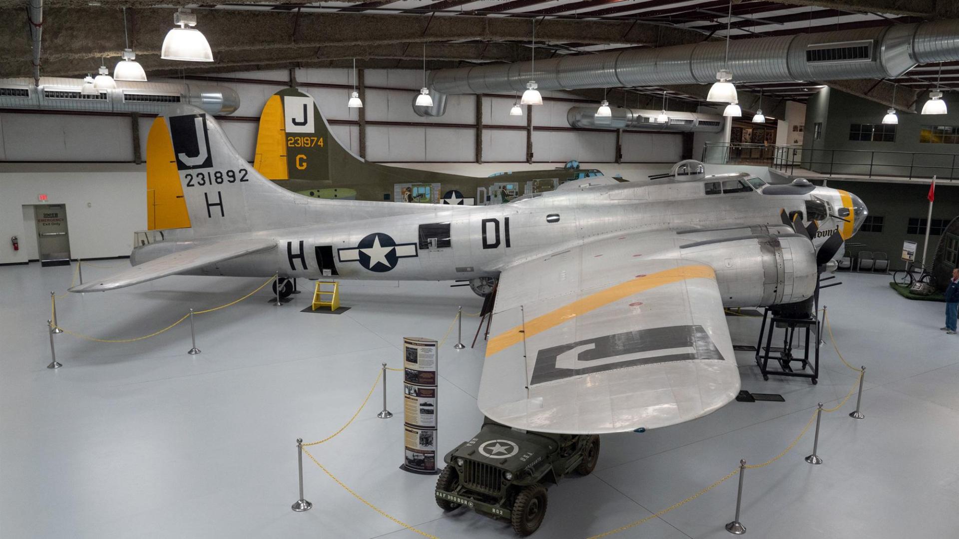 Un avión militar Boeing B-17G Flying, similar a uno de los accidentados