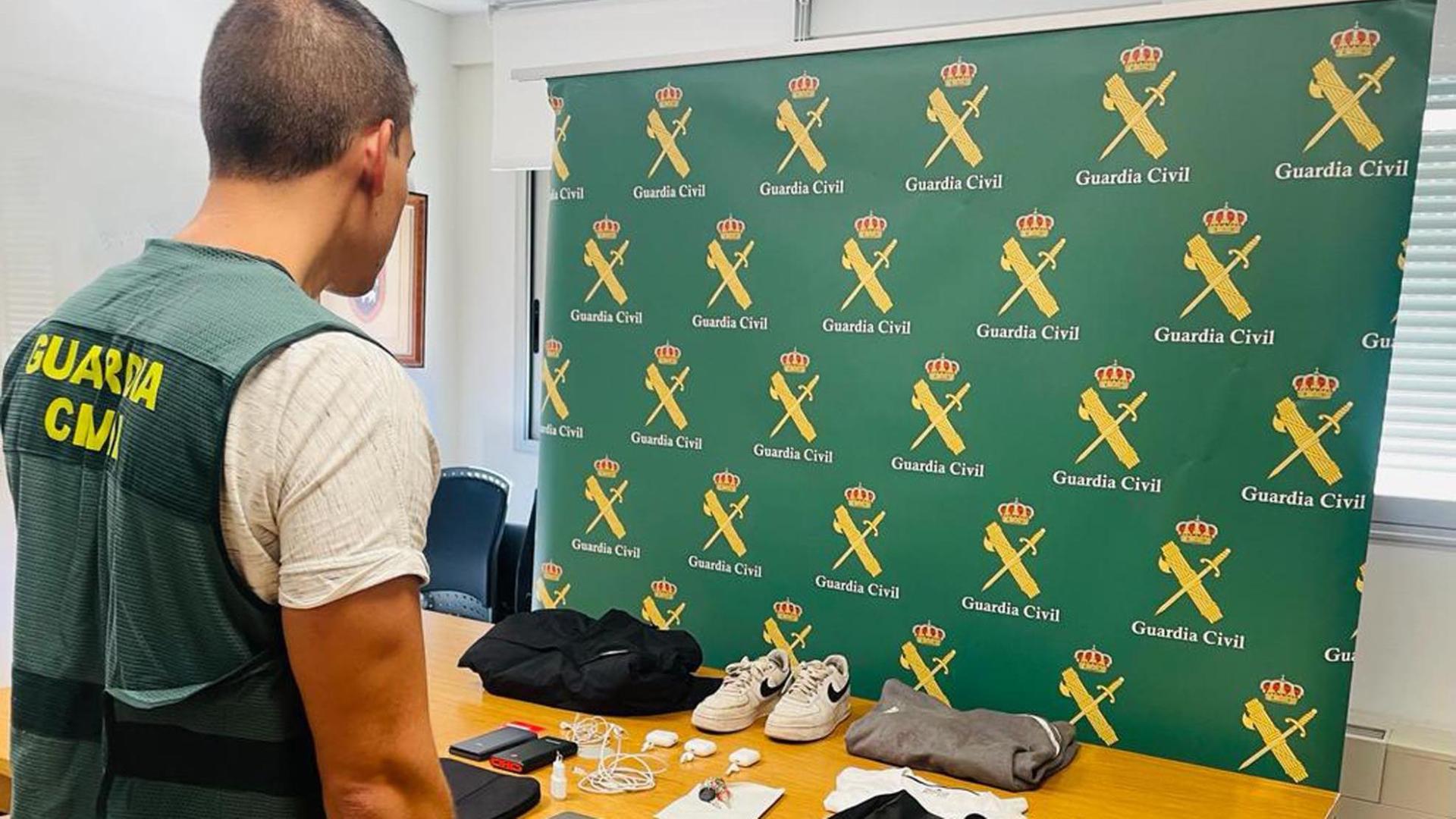 Un agente de la Guardia Civil, con los objetos robados