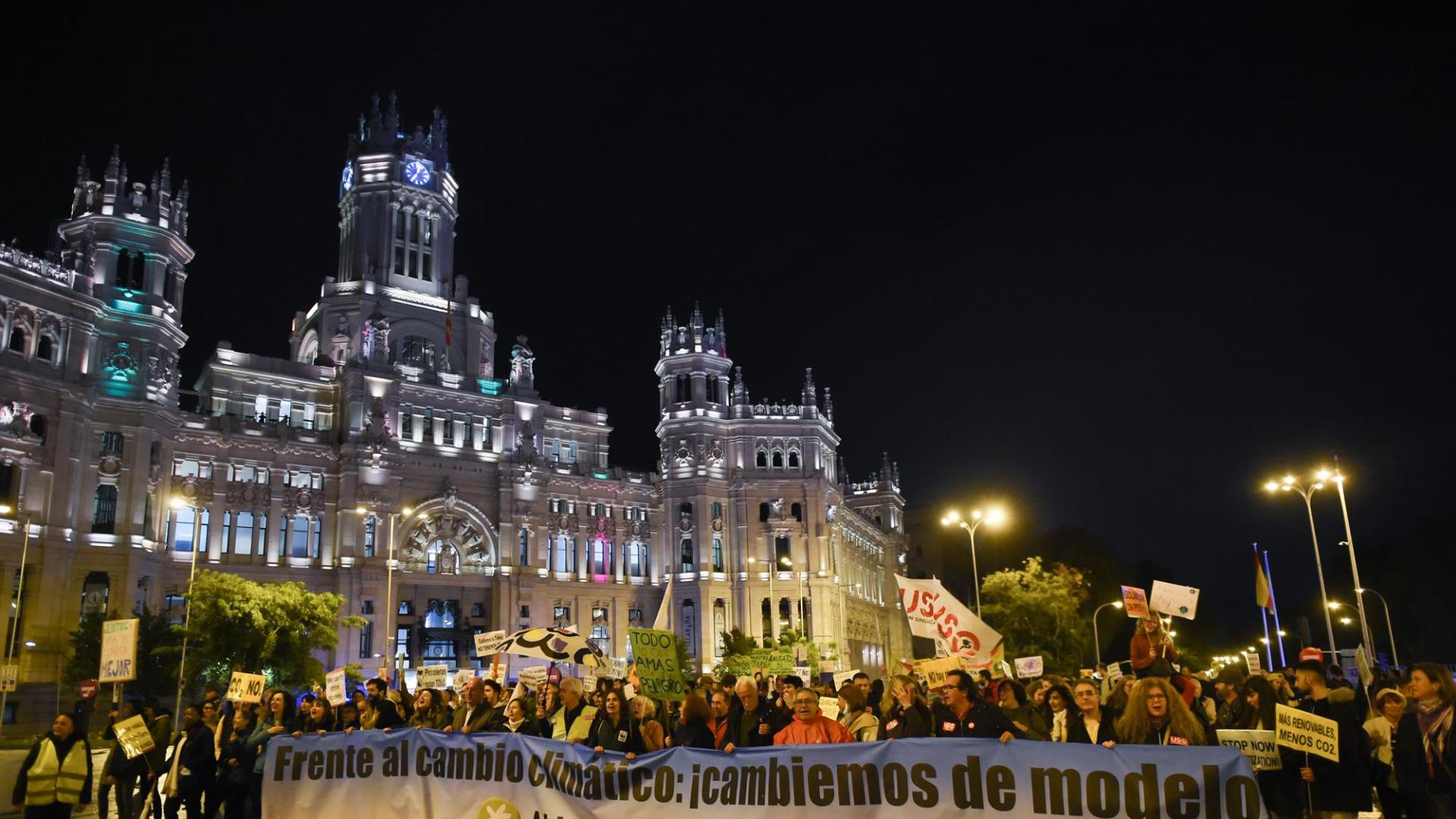 Un grupo de personas perteneciente a CCOO Madrid y Alianza por el Clima se manifiesta por un cambio de modelo energético