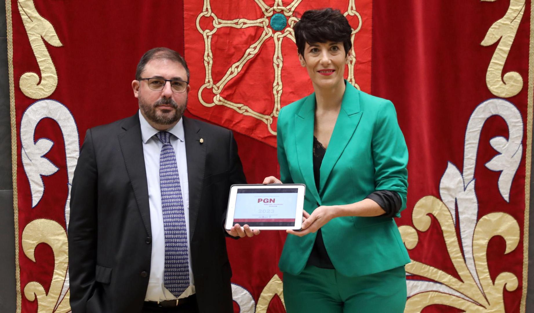 La consejera Elma Saiz entregó el día 4 el proyecto de presupuestos 2023 para su tramitación al presidente del Parlamento Unai Hualde