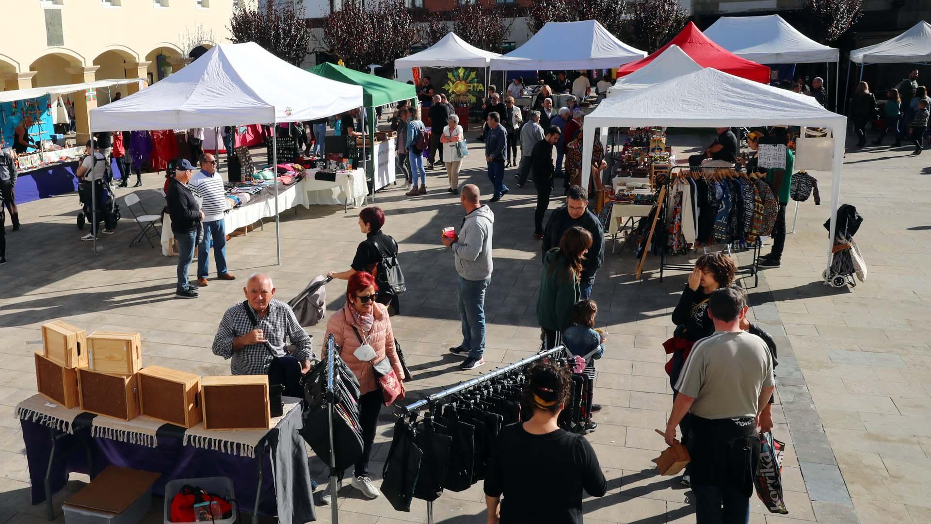 Familiares y amigos aprovecharon la mañana para visitar la feria artesanal