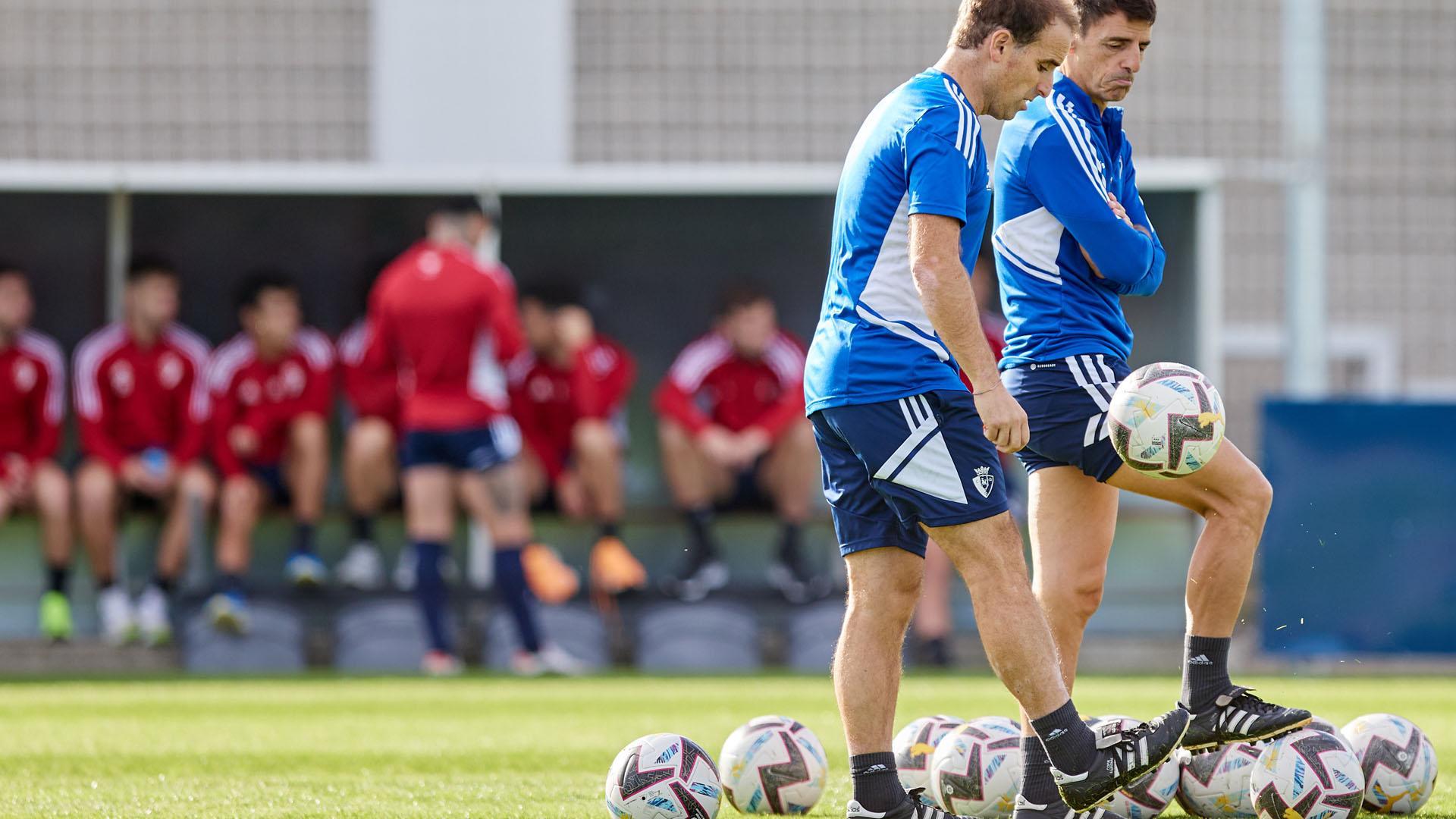 Jagoba Arrasate y Bittor Alkiza, con los jugadores al fondo, en un entrenamiento reciente