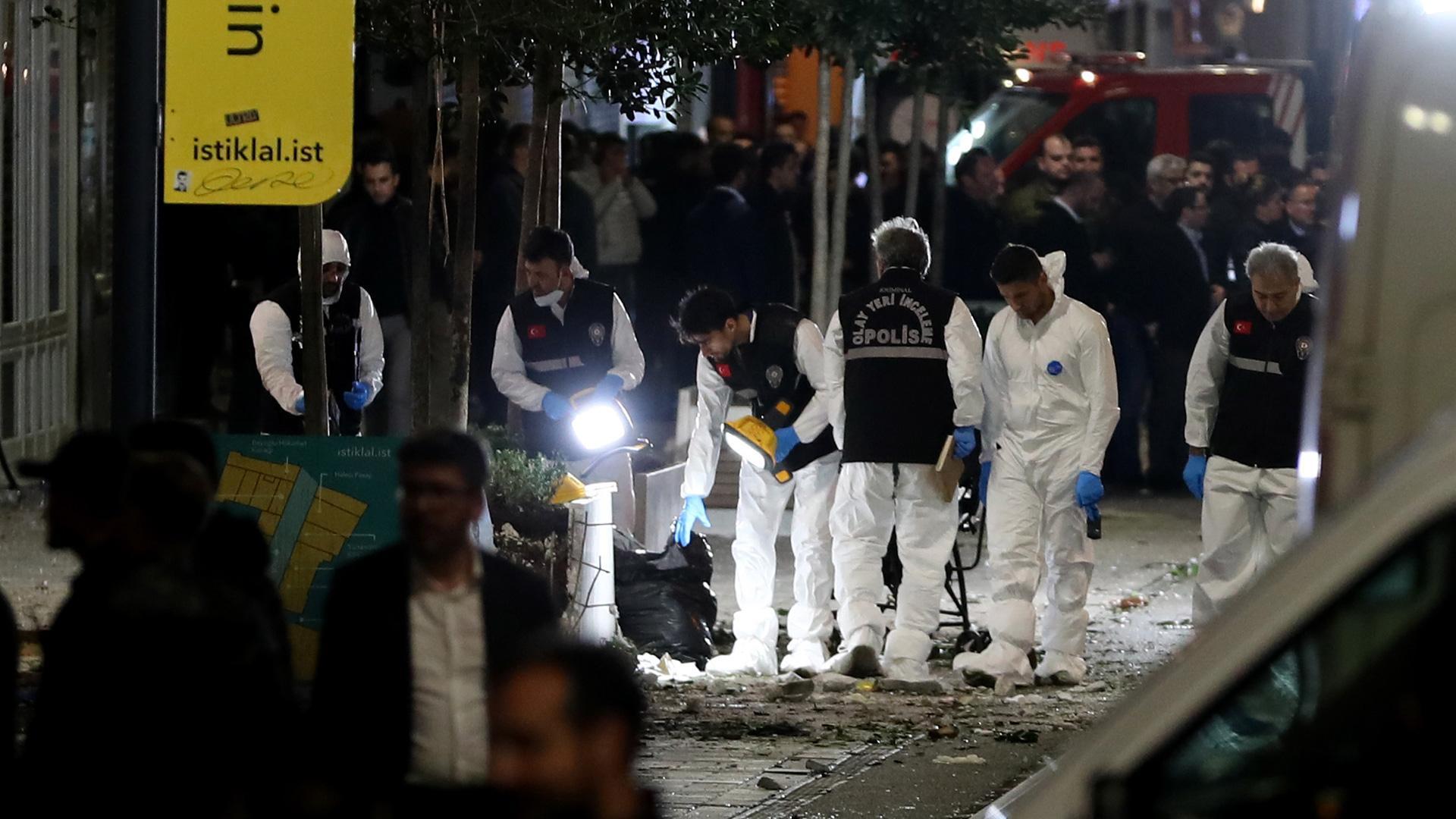 La policía turca investiga las causas del atentado en el lugar de la explosión