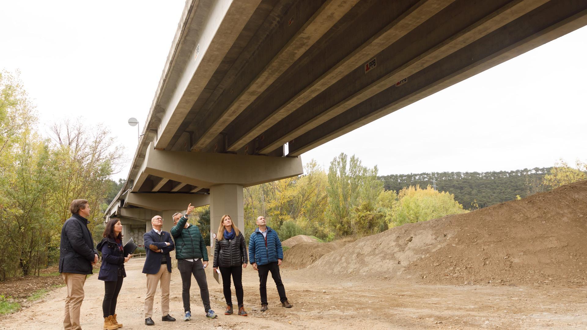 De izquierda a derecha: el director general de Obras Públicas e Infraestructuras, Pedro López; la responsable de la empresa constructora, Ana Fernández; el consejero de Cohesión Territorial, Bernardo Ciriza; el jefe del Negociado de la demarcación Centro-Norte, Luis Miguel Martín; la técnica de obra civil del Centro de Conservación de Pamplona, María del Mar Vega; y el técnico de la empresa, Pedro Rodrigo, durante la visita a la infraestructura renovada