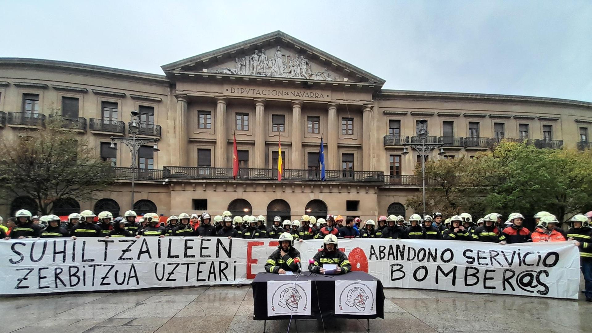 Imagen de la protesta de Bomberos de Navarra frente al Palacio de Navarra