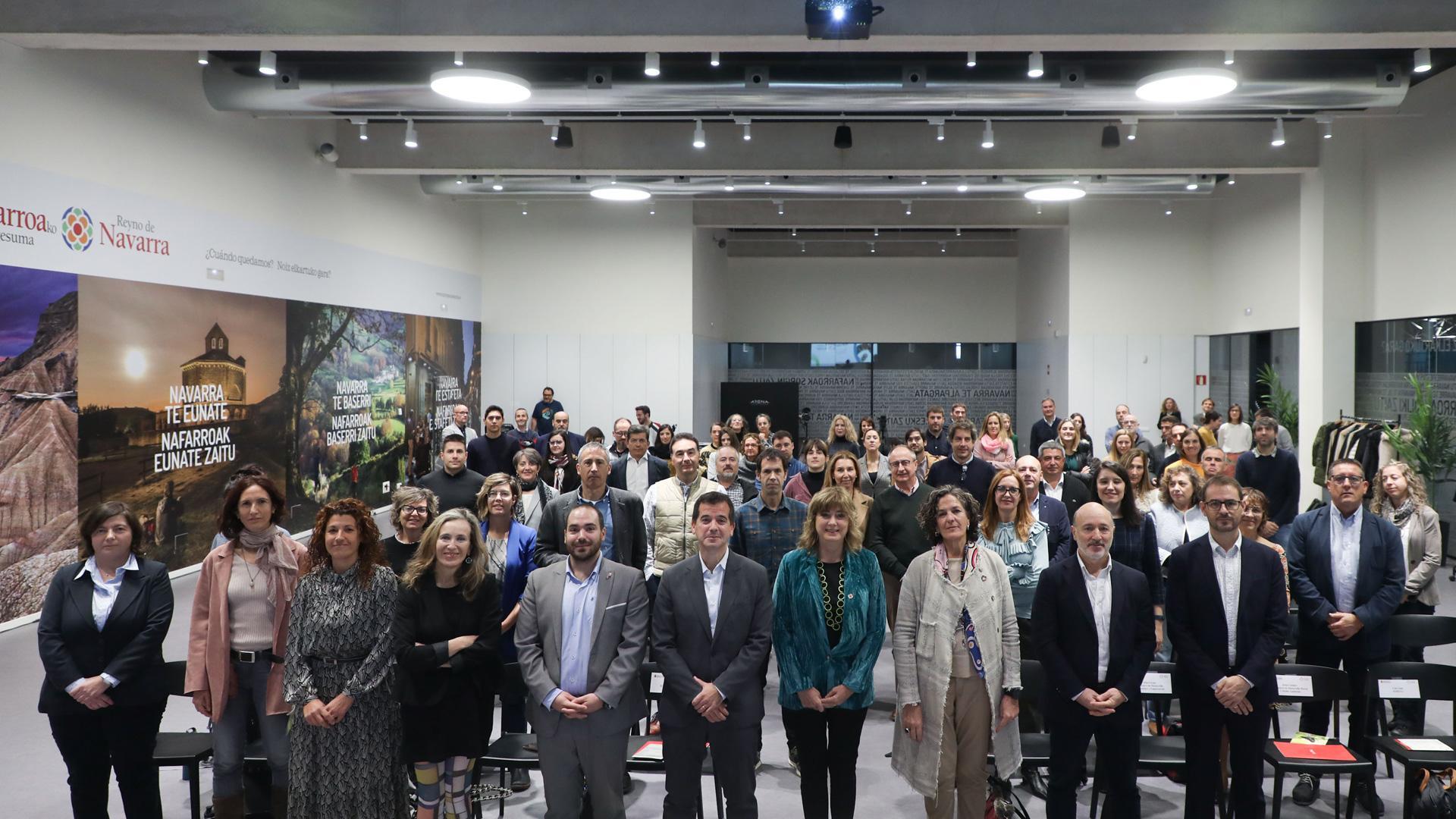 El consejero Irujo y las consejeras Ollo y Gómez posan con asistentes al acto.