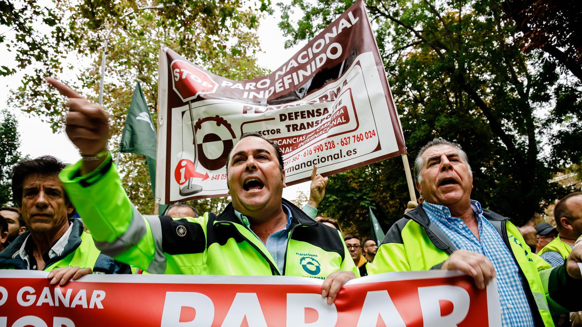 El presidente de la Plataforma para la Defensa del Sector del Transporte de mercancías por Carretera, Manuel Hernández, participa en la manifestación de transportistas