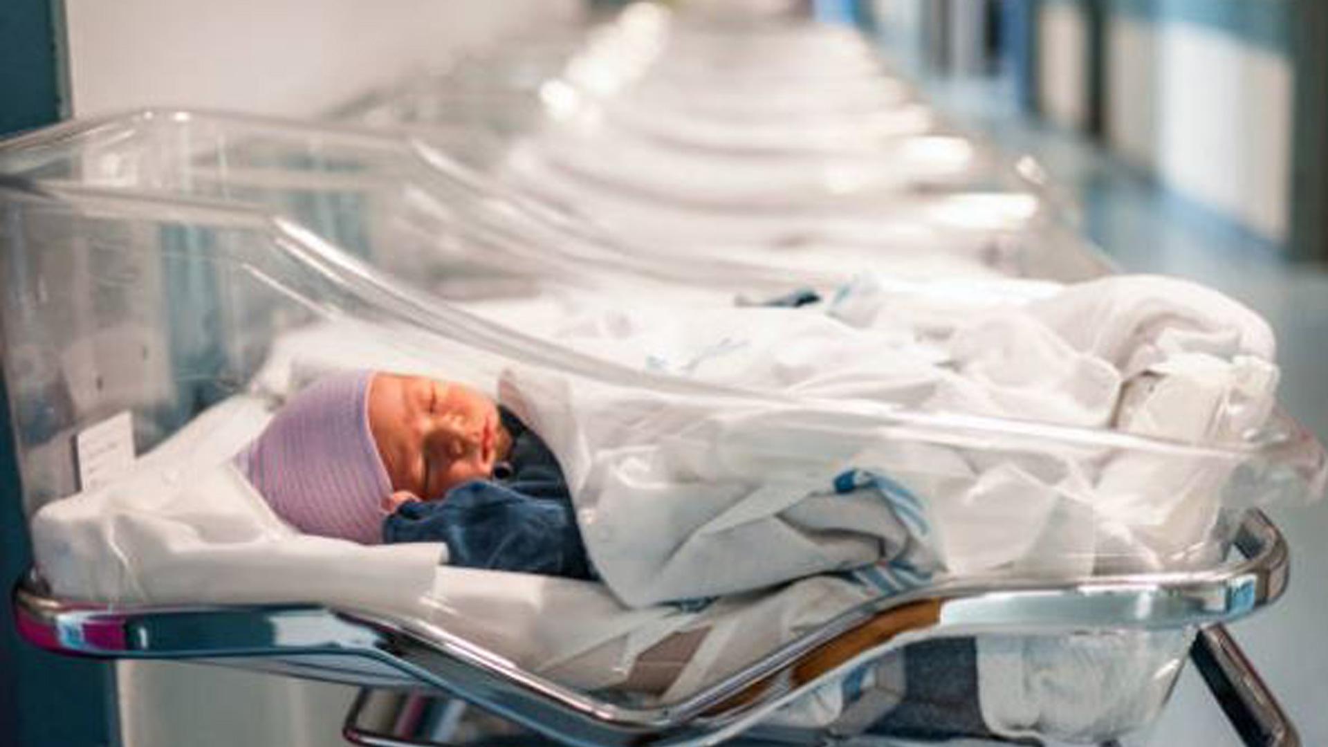 Imagen de archivo de un hospital con varios bebés