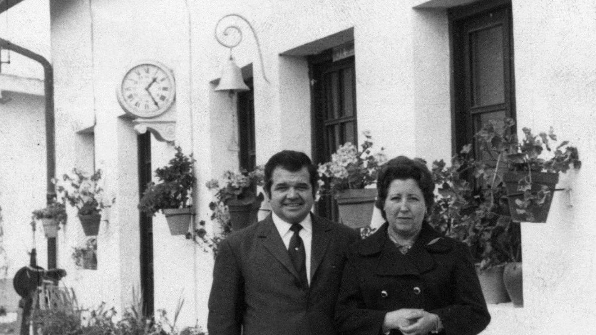Rodolfo Jareño y Rosario Zuazu, ante la decorada estación de Noáin