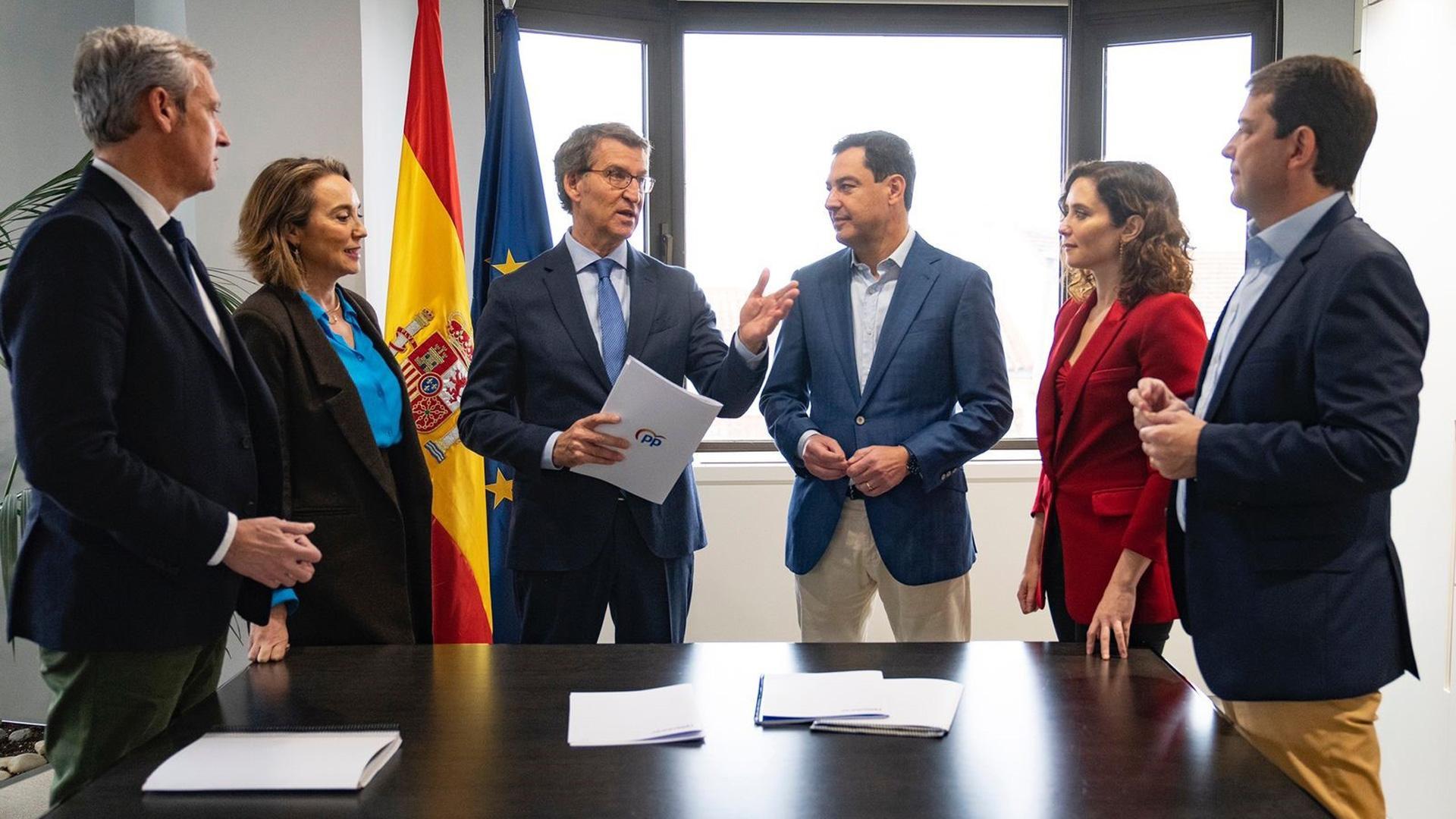 El líder del Partido Popular, Alberto Núñez Feijóo, conversa con varios barones del PP: Isabel Díaz Ayuso, Juanma Moreno, Alfonso Fernández Mañueco y Alfonso Rueda, junto a l secretaria general del PP, Cuca Gamarra