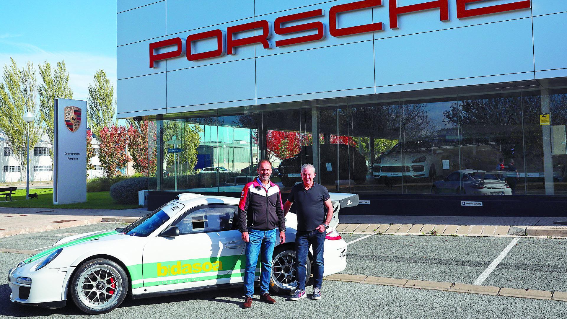 Juan Andía e Iñaki Zozaya posan junto al Porsche 911 GT3 que competirá en el Rally Melarreka