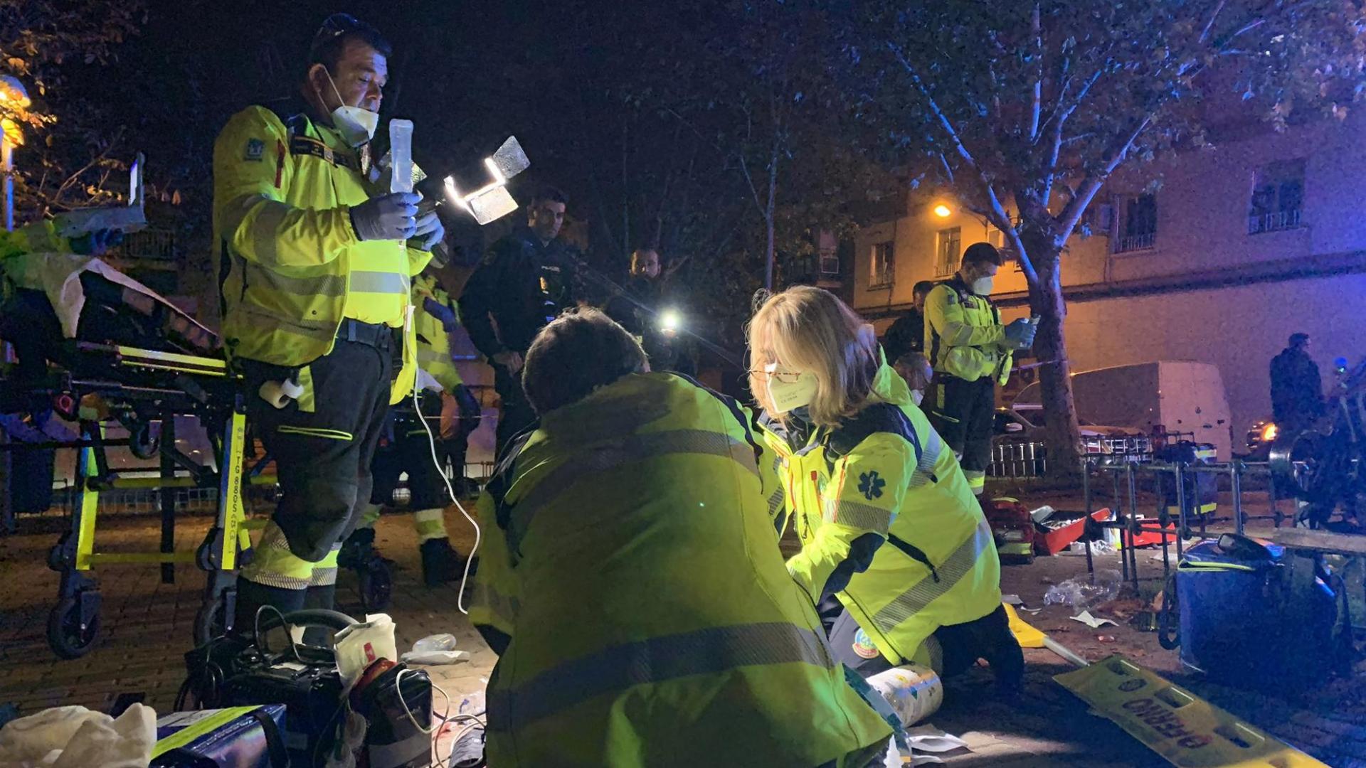 Los servicios de emergencia atienden a uno de los heridos en Madrid