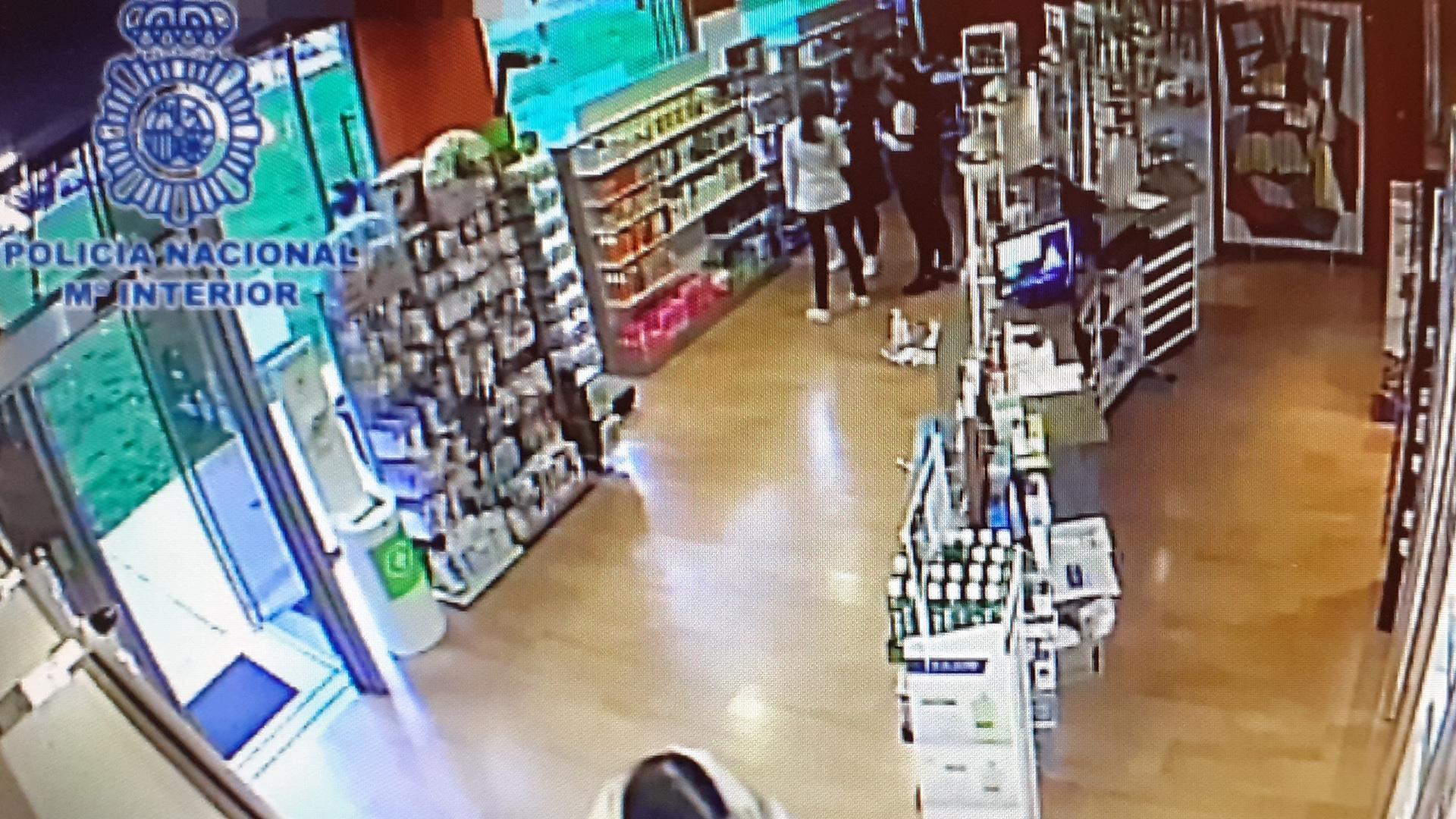 Desmantelado un grupo de cuatro mujeres que se dedicaba a robar en farmacias y estancos por toda España