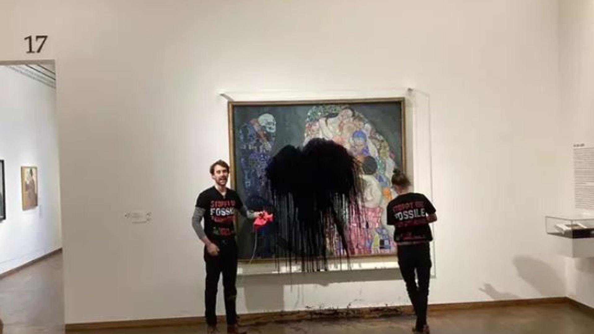 Activistas ecologistas lanzan un líquido sobre el cuadro 'Muerte y Vida', de Klimt