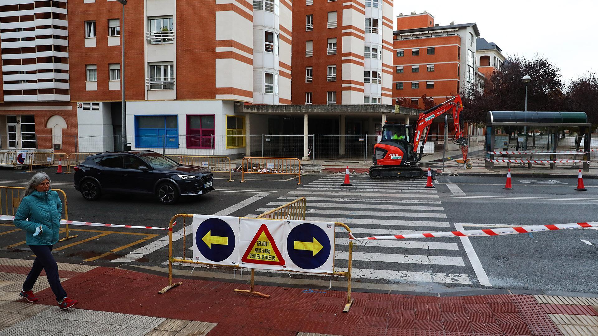 Imagen del paso de cebra que ya se ha empezado a reformar en la confluencia de las calles Premín de Iruña e Irunlarrea