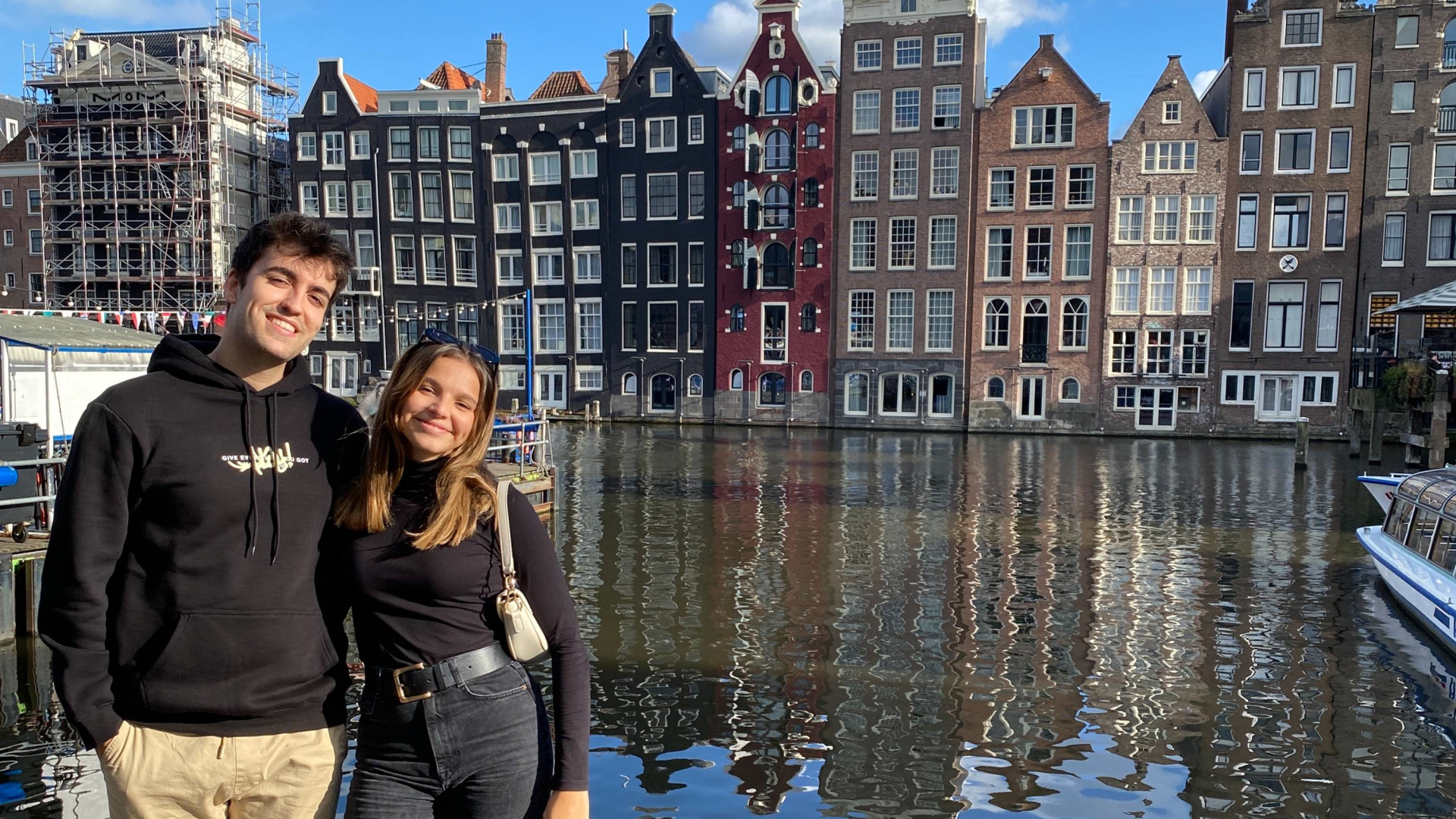Iñigo García y Leyre Ramírez posan junto a uno de los bellos canales de la ciudad