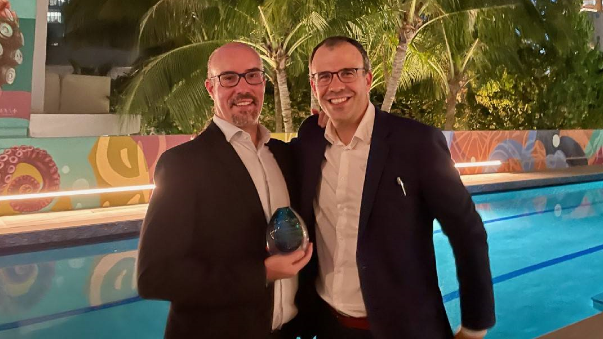 Los representantes de Beeplanet y Nabrawind durante la entrega de premios