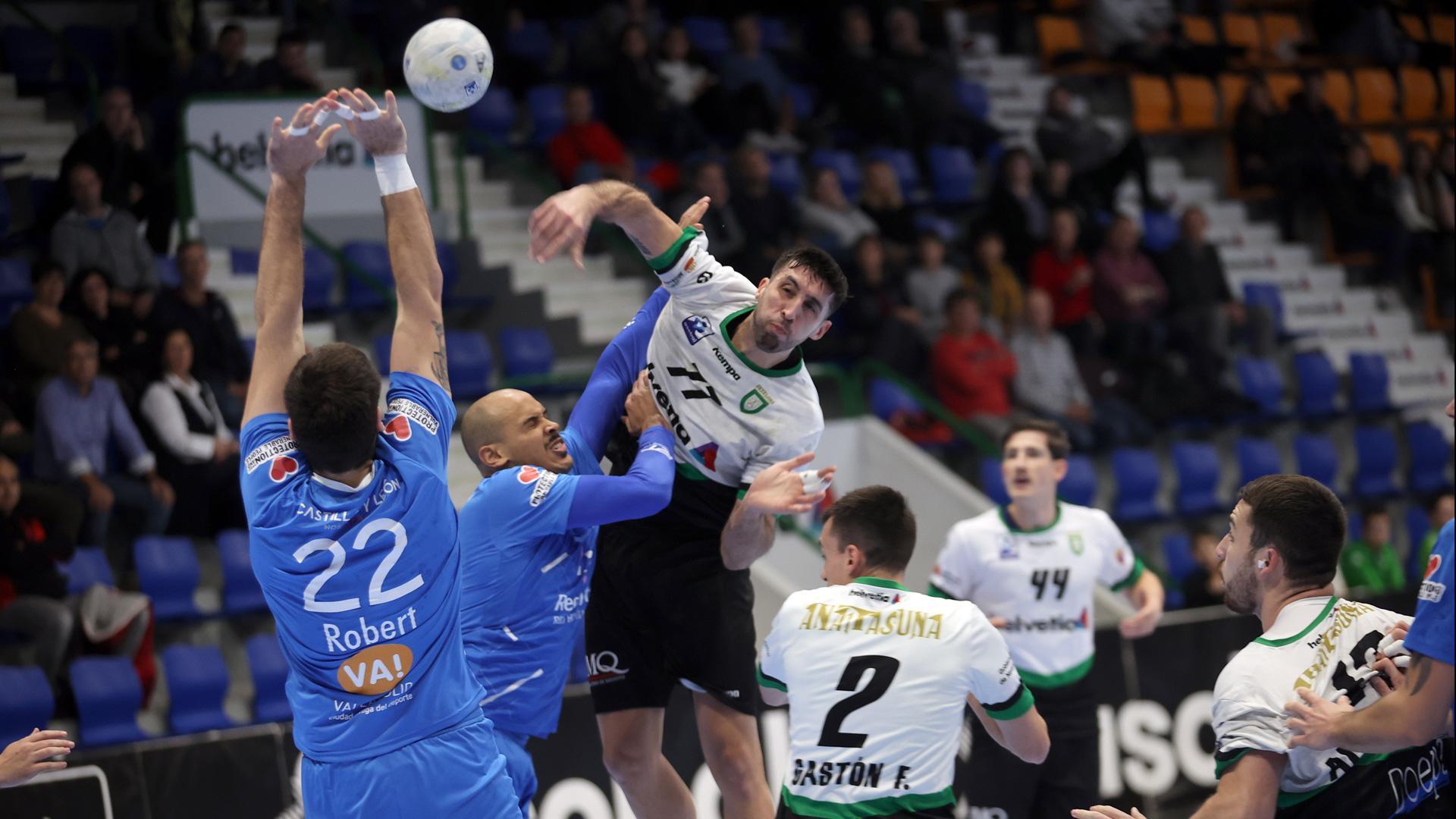 Una jugada del partido entre Helvetia Anaitasuna y Recoletas Atlético Valladolid