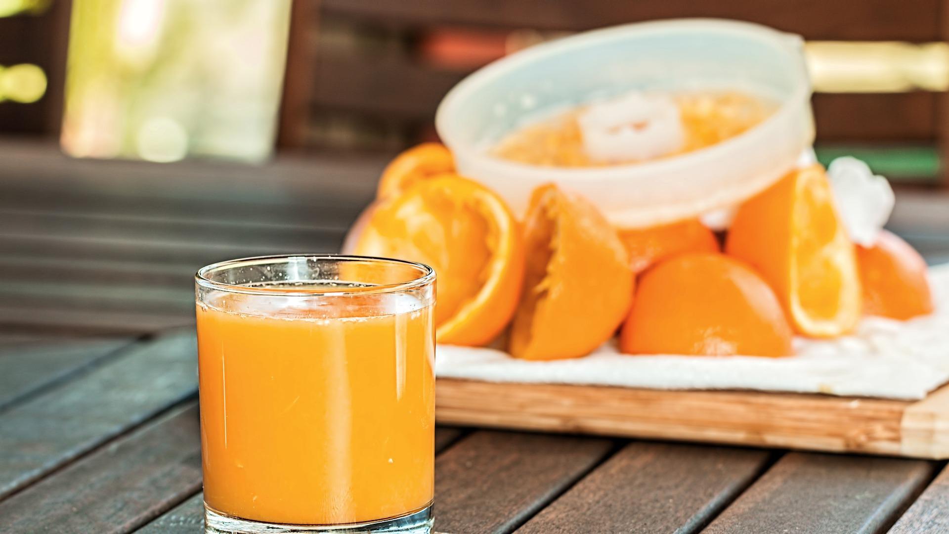 Imagen de archivo de un vaso de zumo de naranja fresco