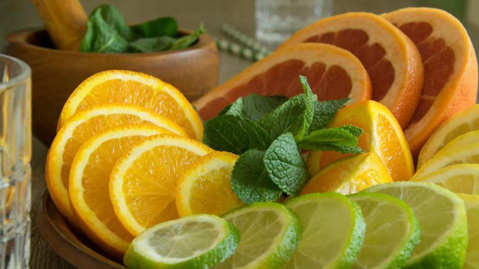 Rodajas de limón, lima y pomelo en un plato