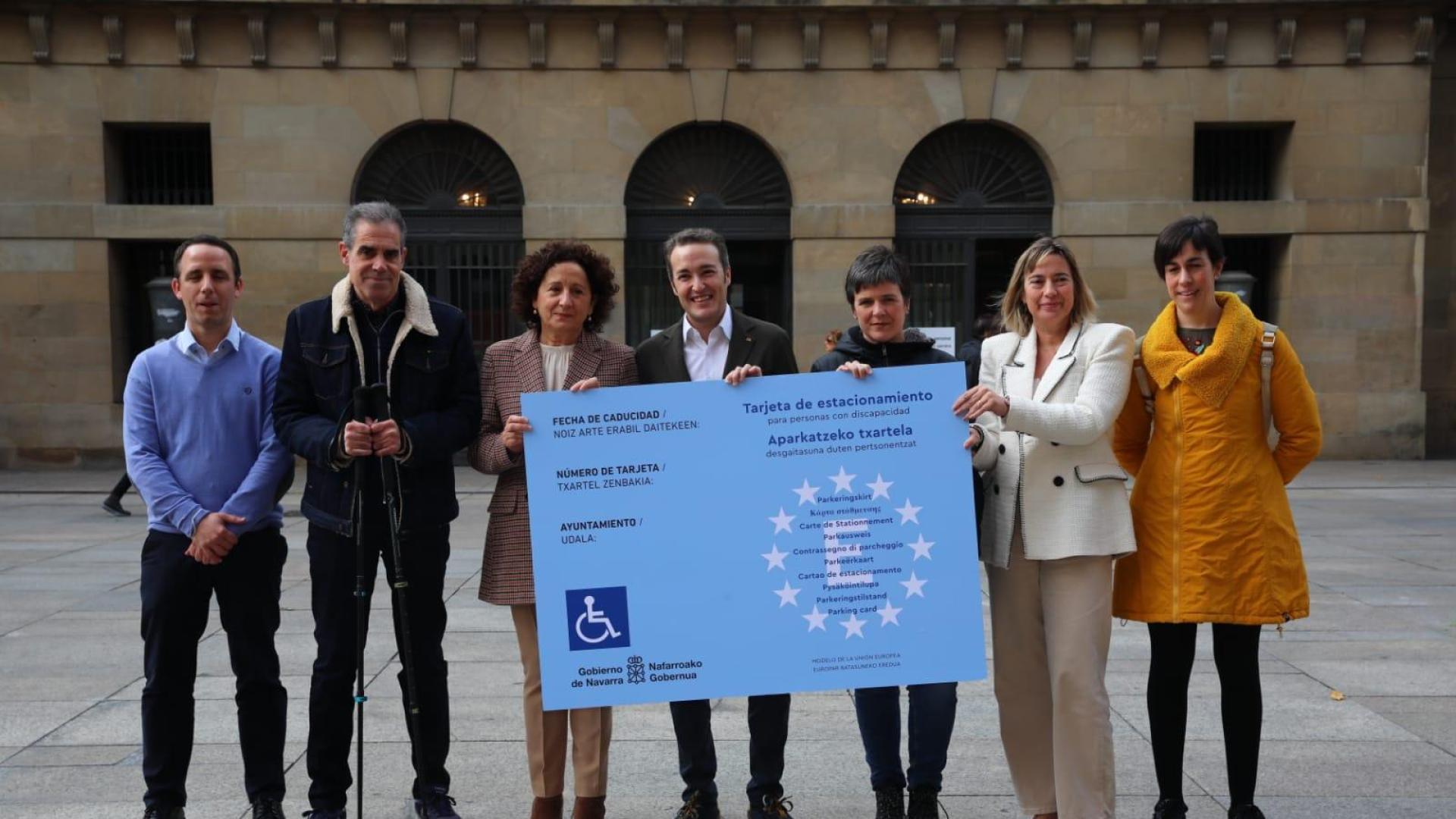 Por la izda: Eduardo Jiménez Izu (jefe de Servicio Jurídico de Derechos Sociales), Juan Larreta Casales (de Okupas motorizados), la consejera Mª Carmen Maeztu, Luis Campos Iturralde(Observatorio Realidad Social), Carmen Burgui Villanueva (CERMIN), Berta Enirque Cornago (Federación Navarra de Municipios y Concejos) e Itziar Cía Pino (Servicio de Impulso de derechos Sociales)