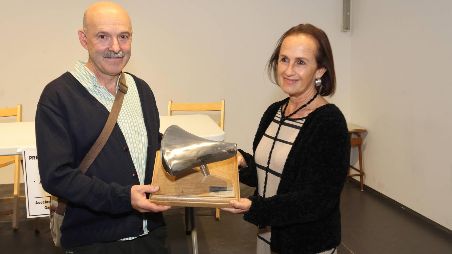 Jesús Sukuntza entregando el premio en Plazara! a Carmen Aycart