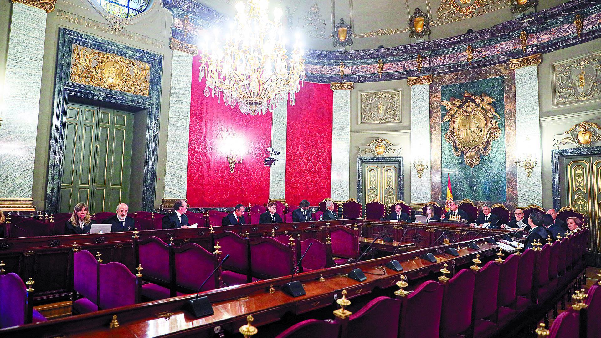 Imagen de la vsita de ayer en el Salón de Plenos del Tribunal Supremo: a la izquierda las defensas de los acusados, enfrente el tribunal y a la derecha las acusaciones