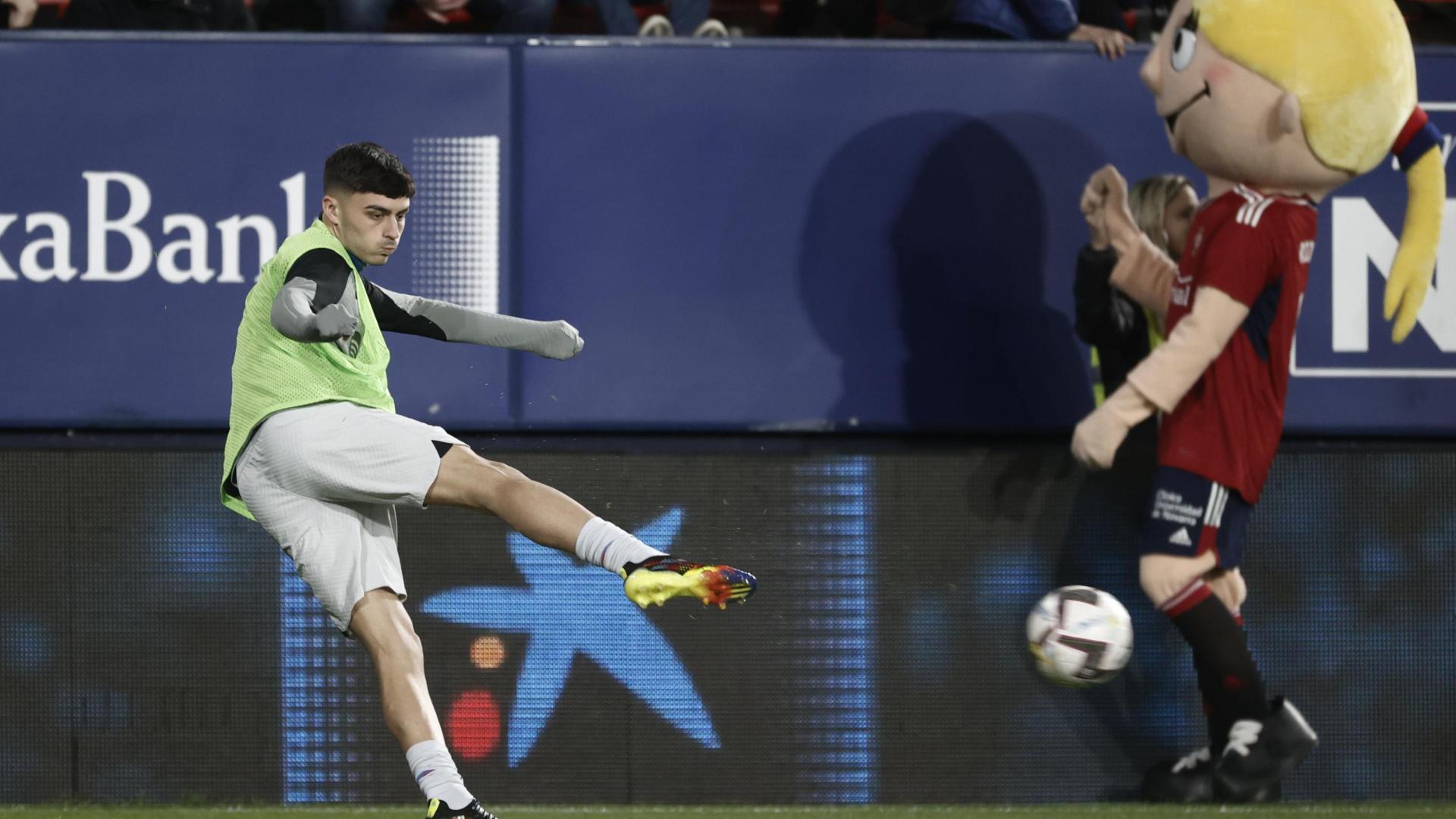 Pedri, en el calentamiento del último Osasuna-Barcelona en el estadio de El Sadar