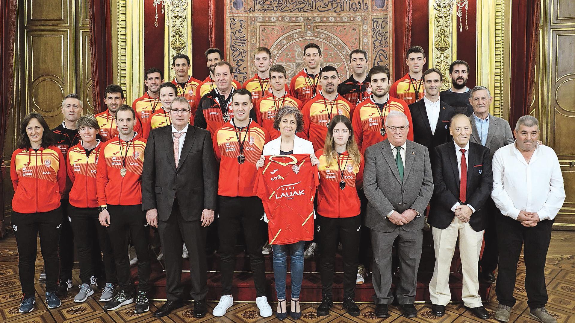 EN EL PALACIO. En primera fila, de izquierda a derecha: Maite Liras, Cecilia Gómez, Javier Labiano, Javier Conde -presidente de la FNPV-, Mikel Sanz, Rebeca Esnaola -consejera de Cultura y Deporte del Gobierno de Navarra-, Maider Ardanaz, Miguel Pozueta -director del IND-, Baldo Peralta y Antonio Gascue. Tras ellos, Mikel Eguinoa, Ángel Arrarás, Uxue Murillo, Seve Arcelus, Joseba Erro, Santiago Yániz, Oian Canabal, Xabier Asiáin y Alfredo San Miguel. En la tercera fila: Carlos Beunza, Julen Retegui, Rubén Ayarra, Joseba Aldave, Luis Sánchez, Mikel Lana, Iker Espinal y Manex Pedroarena