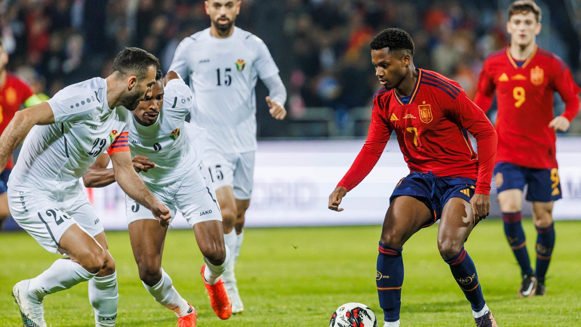Ansu Fati controla el balón durante el encuentro amistoso entre las selecciones de España y Jordania