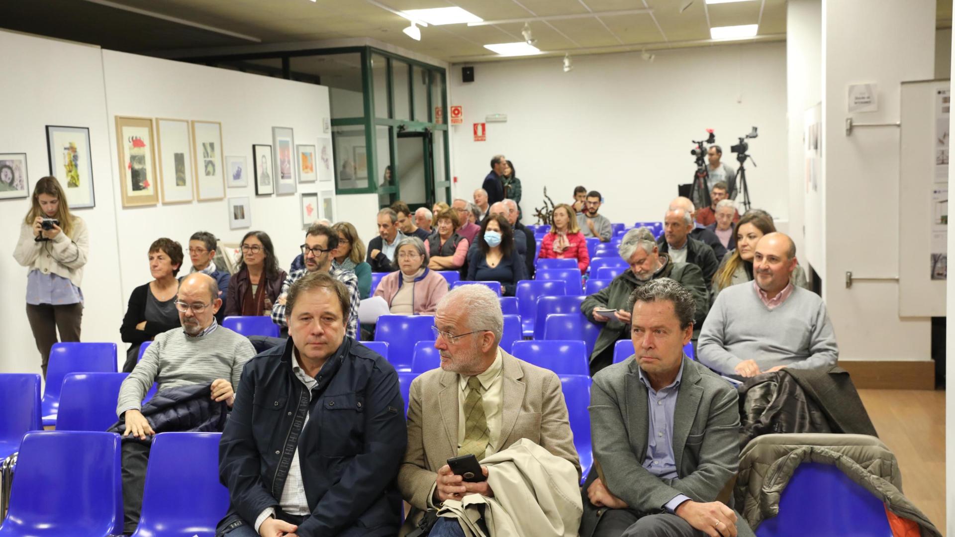 El foro de los Ensanches no consiguió llenar la sala de la Escuela de Artes y Oficios