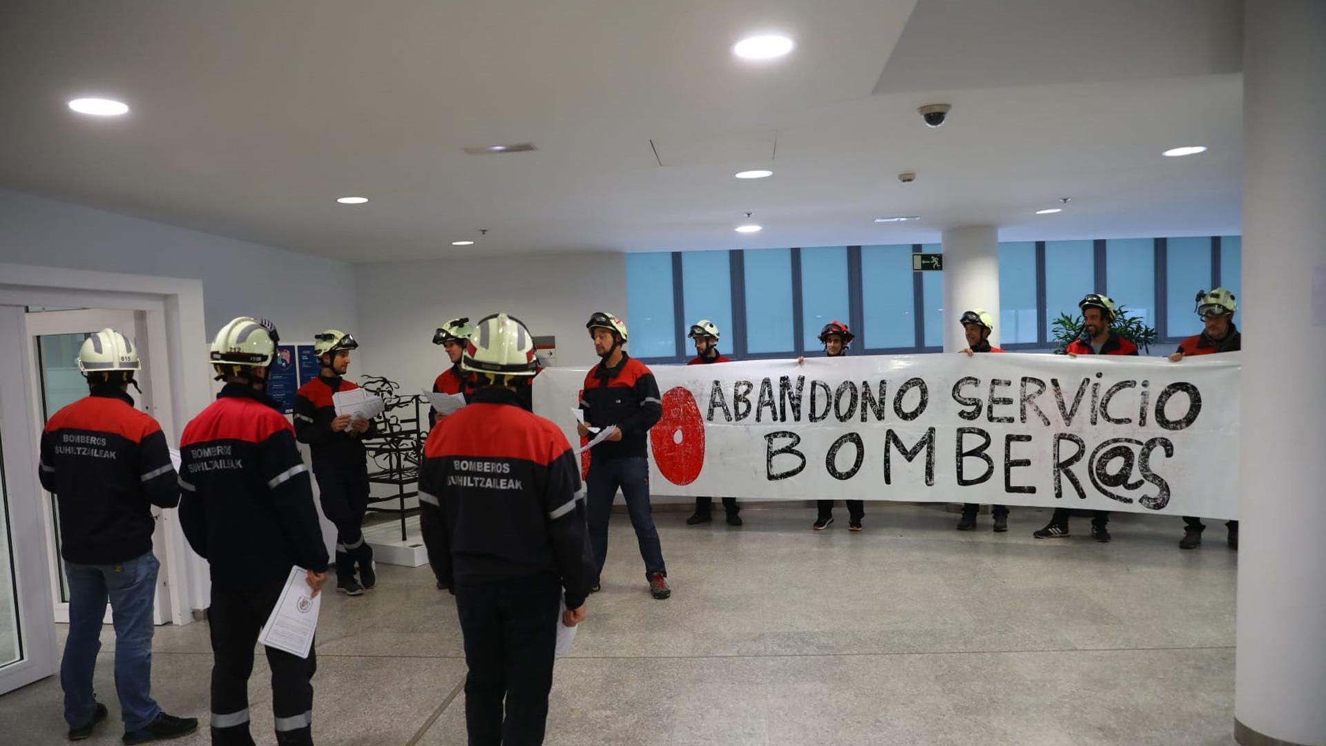 Protesta de los bomberos en la Biblioteca de Navarra