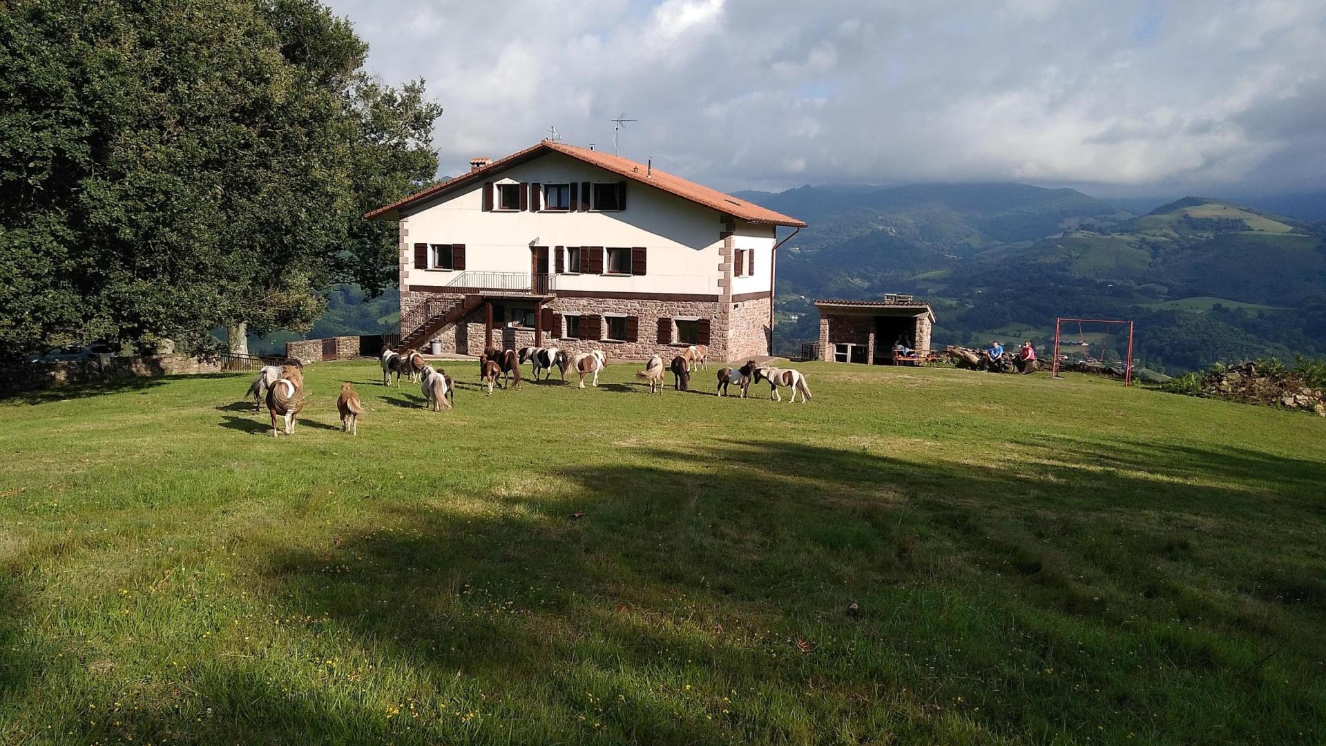 El Autxikoborda, a 47 km de la estación de tren de Hendaya es una de las casas que se pueden resevar en EscapadaRural