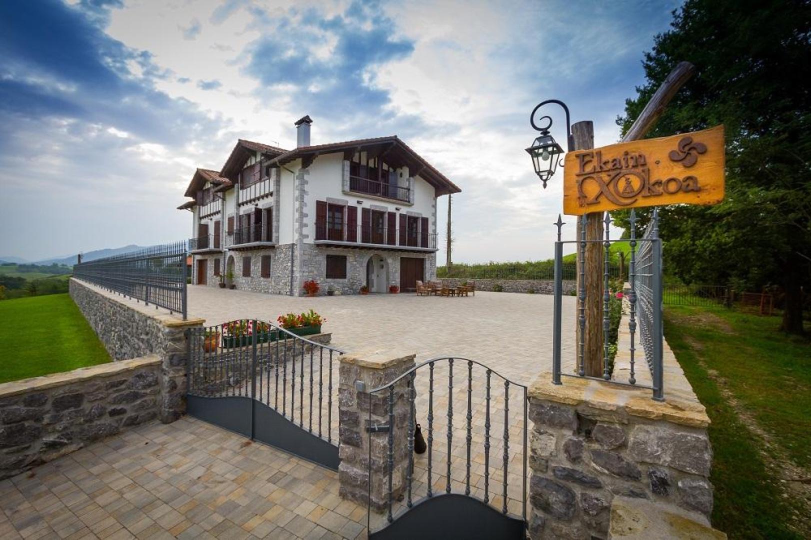 En la muga de las brujas de Zugarramurdi se encuentra esta casa rural que se puede reservar en EscapadaRural.