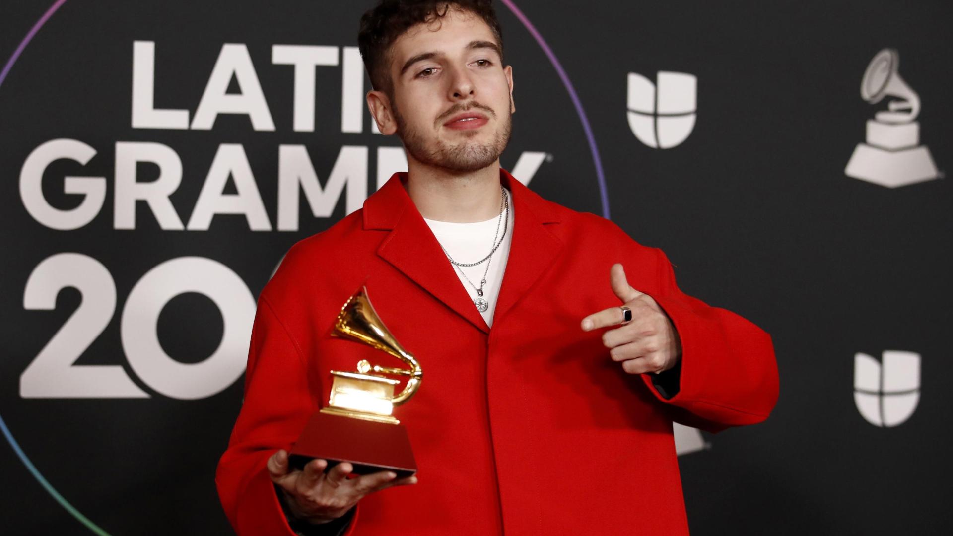 Pablo Rouss posa con el galardón en los Grammy Latino.