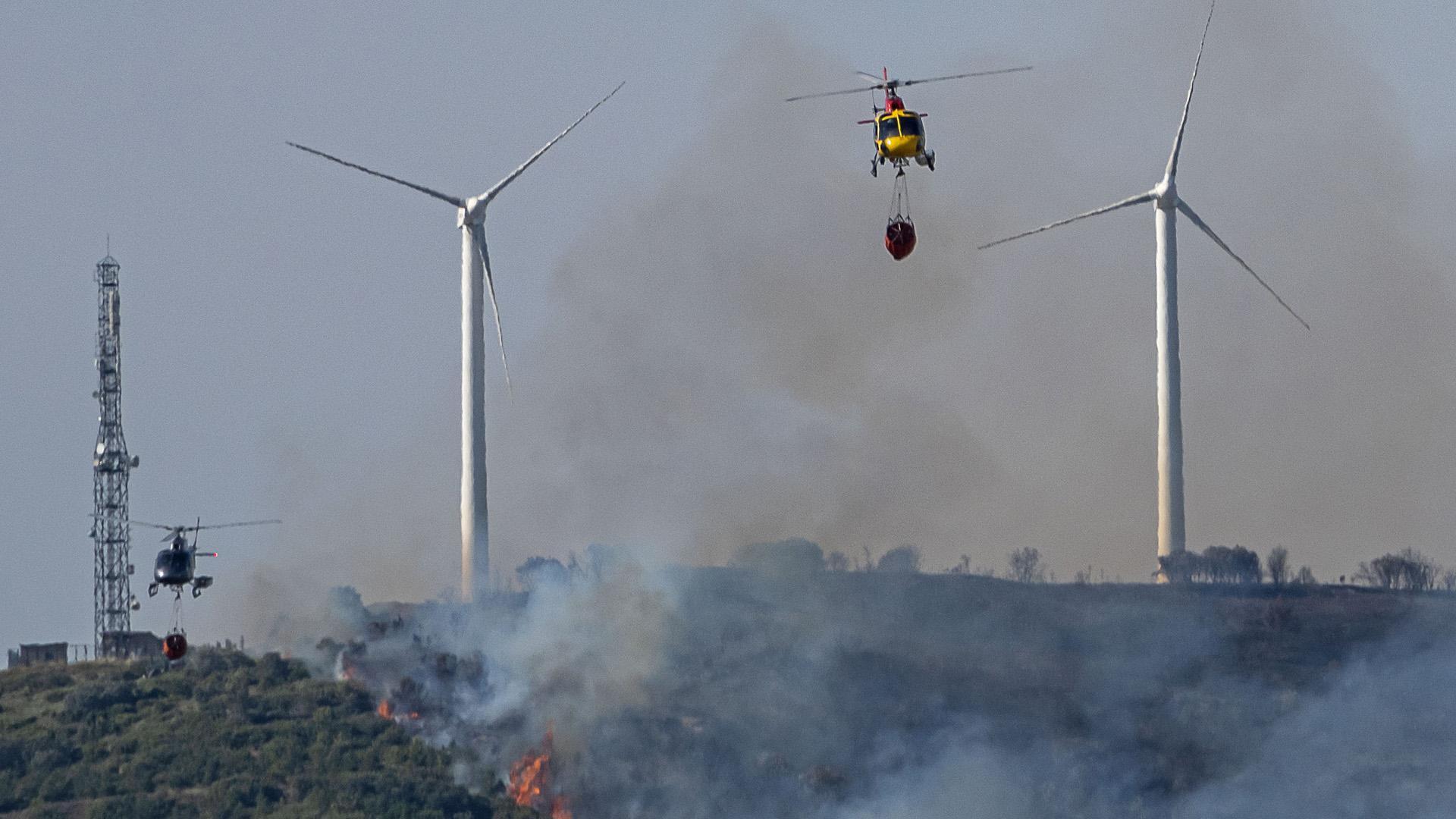 Dos helicópteros descargan agua en San Martín de Unx, uno de los graves incendios que asolaron Navarra el 19 de junio