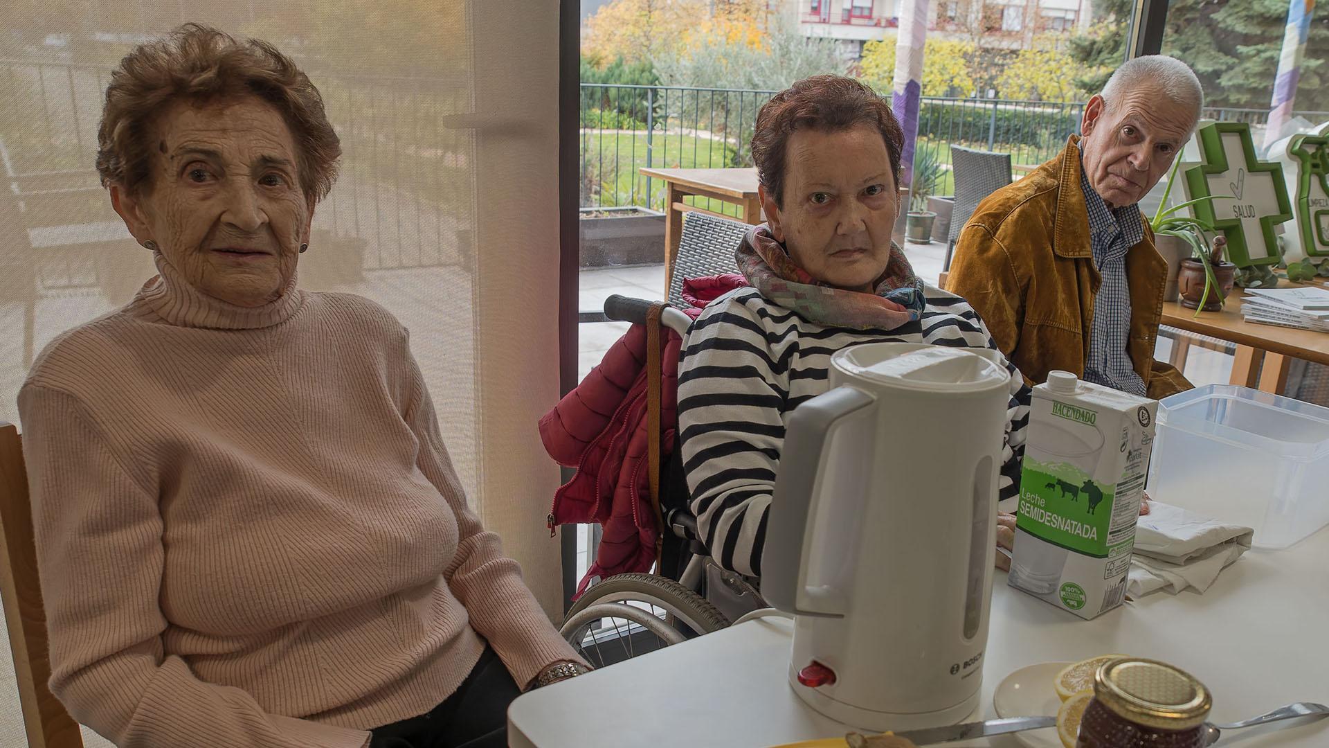 Desde la izda., María Portillo, María Andión Izu y Javier Lander se encargaron de mostrar algunos de los trucos recogidos en el libro