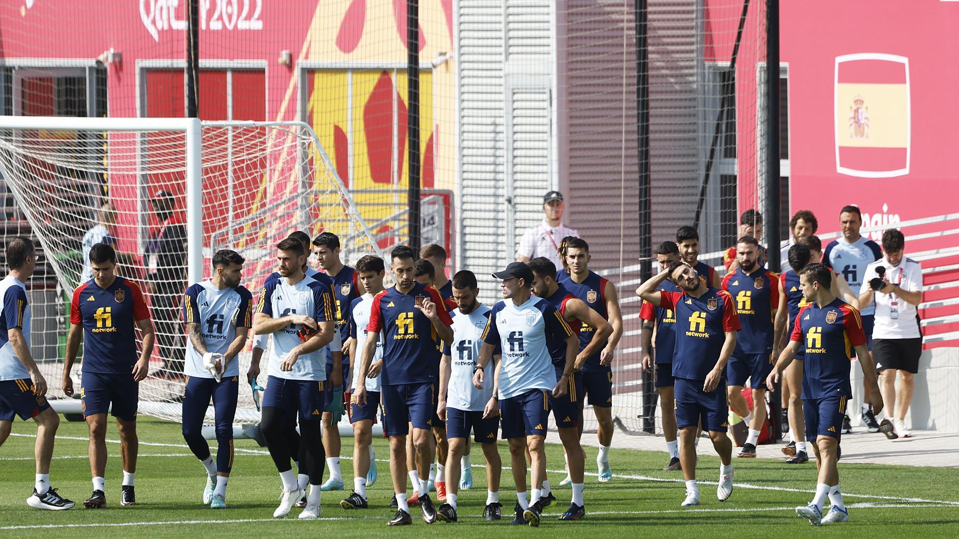 Los jugadores de España saltan a los terrenos de entrenamiento de la Universidad de Catar