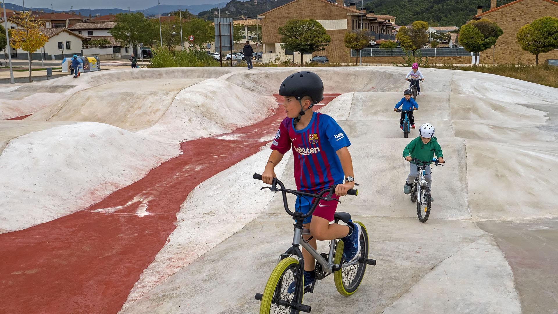 Varios niños practican en la nueva pista de pump track de Ayegui