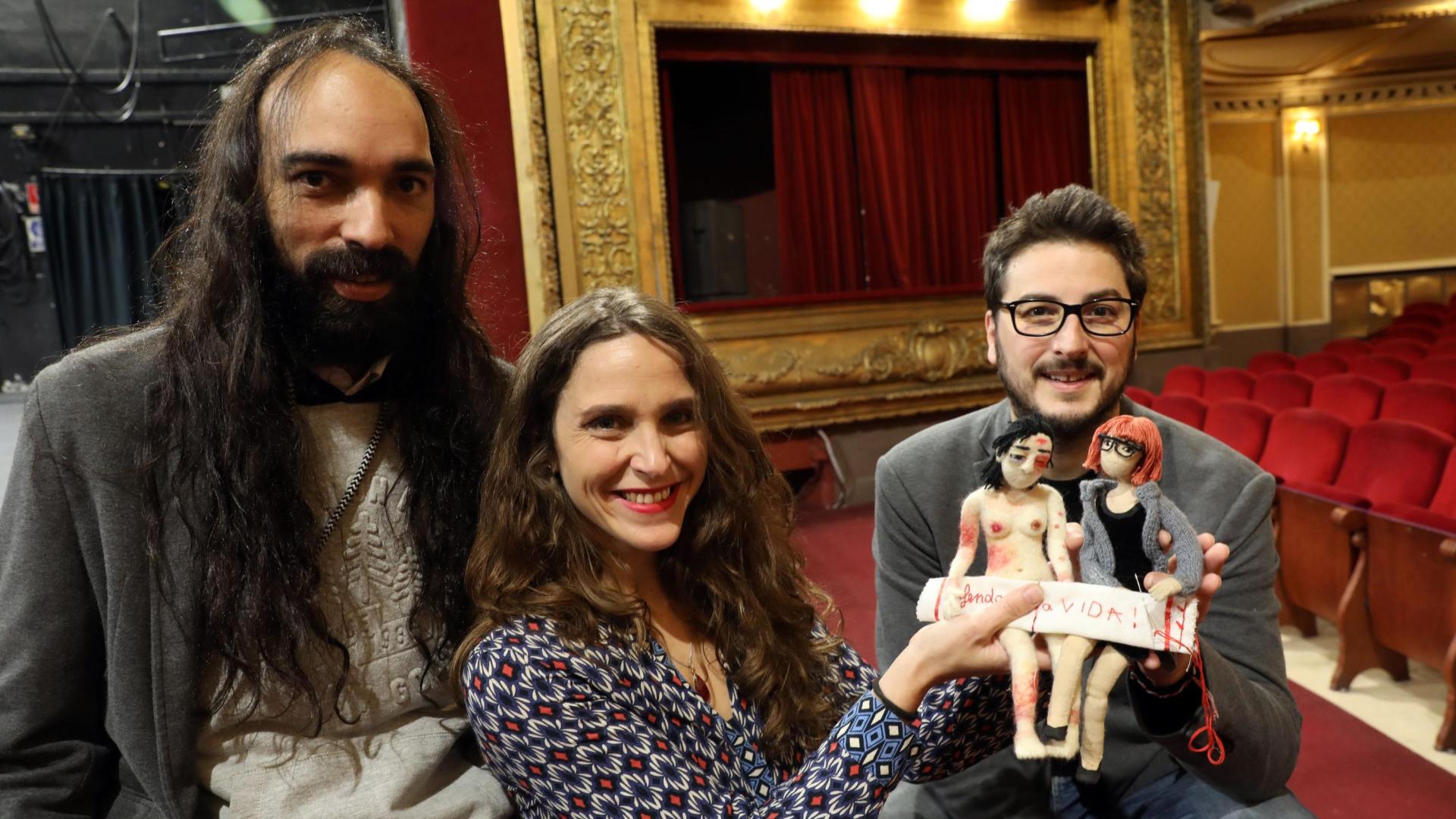 Esther Vital, junto a Giuliano Conti (izq.) e Íñigo Osés (Tripulante Produce), durante la presentación que realizaron en marzo en el Gayarre.