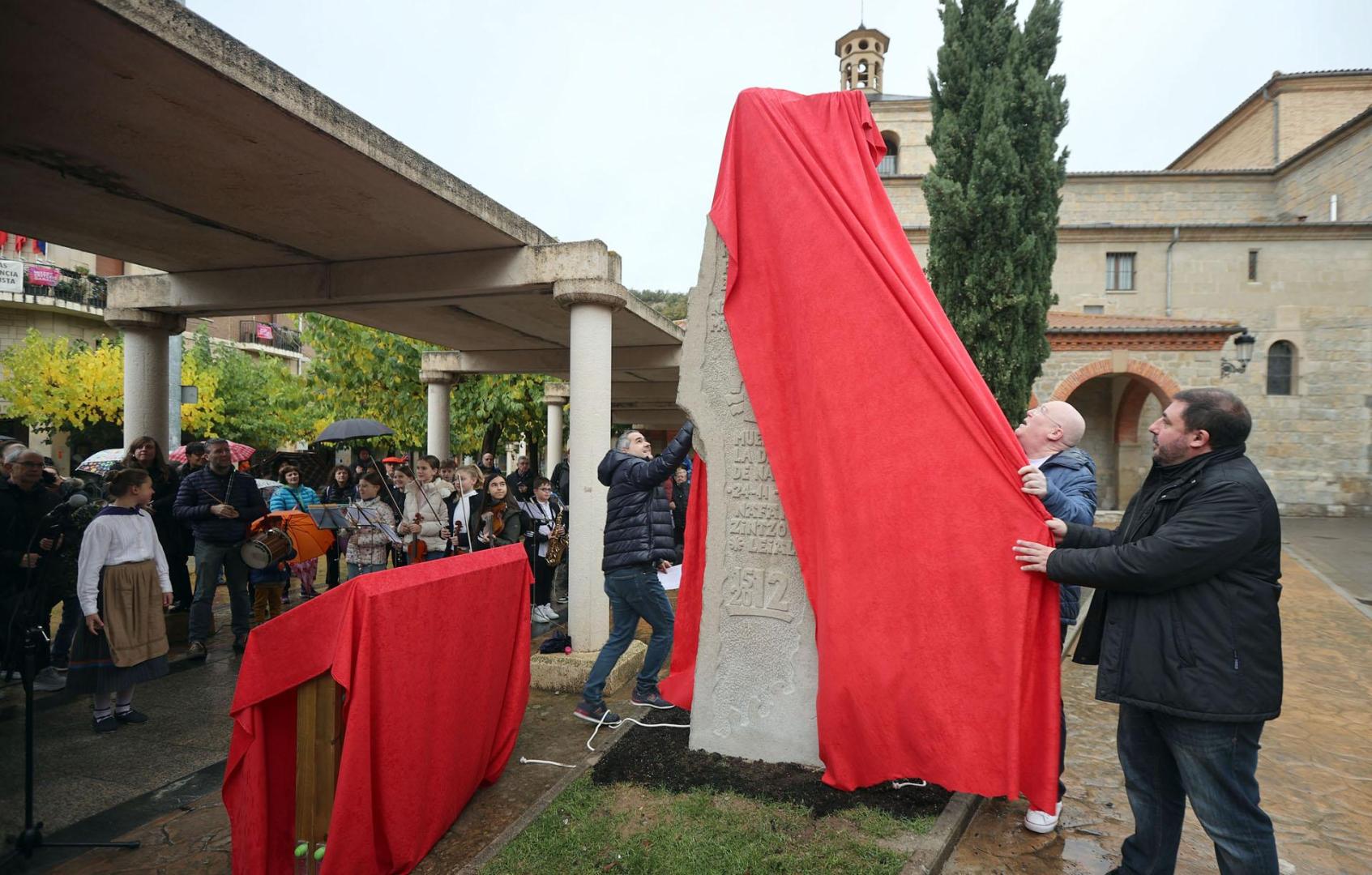 Destapan la escultura con el asta de la bandera de Navarra