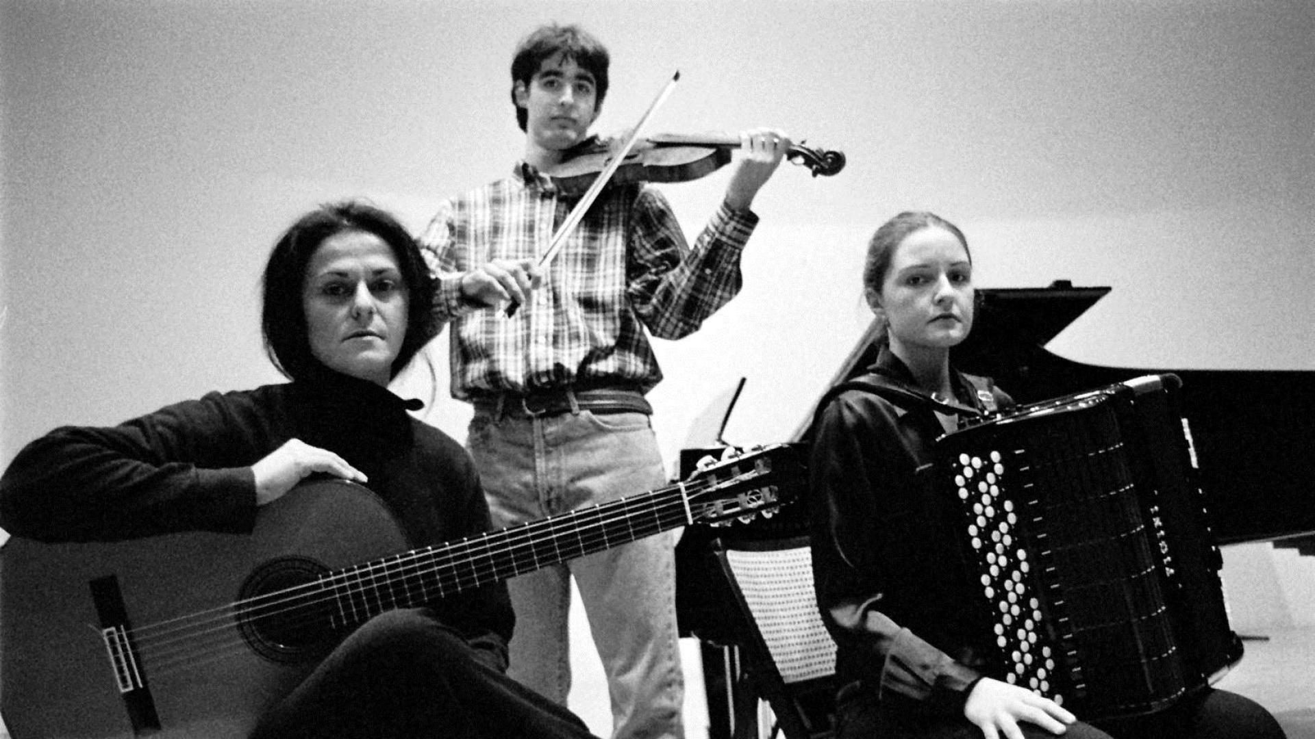 Jon Irizar (violín), Garbiñe Zertutxa (acordeón) Y Roxana Mori (guitarra), premiados en el Conservatorio en 1997