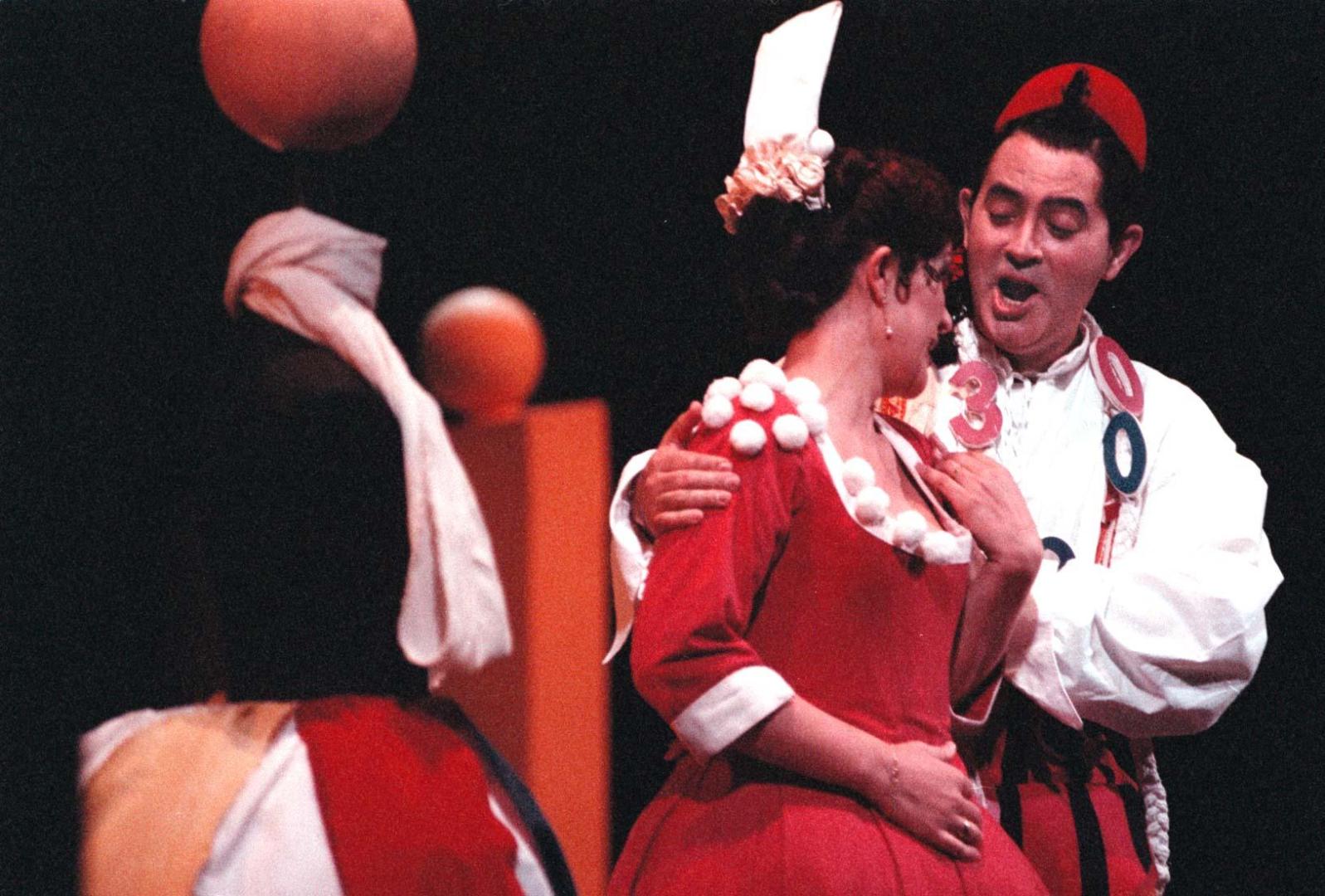 Iñaki Fresán y María José Martos, en 'Las bodas de Fígaro' en el Gayarre, en 1997