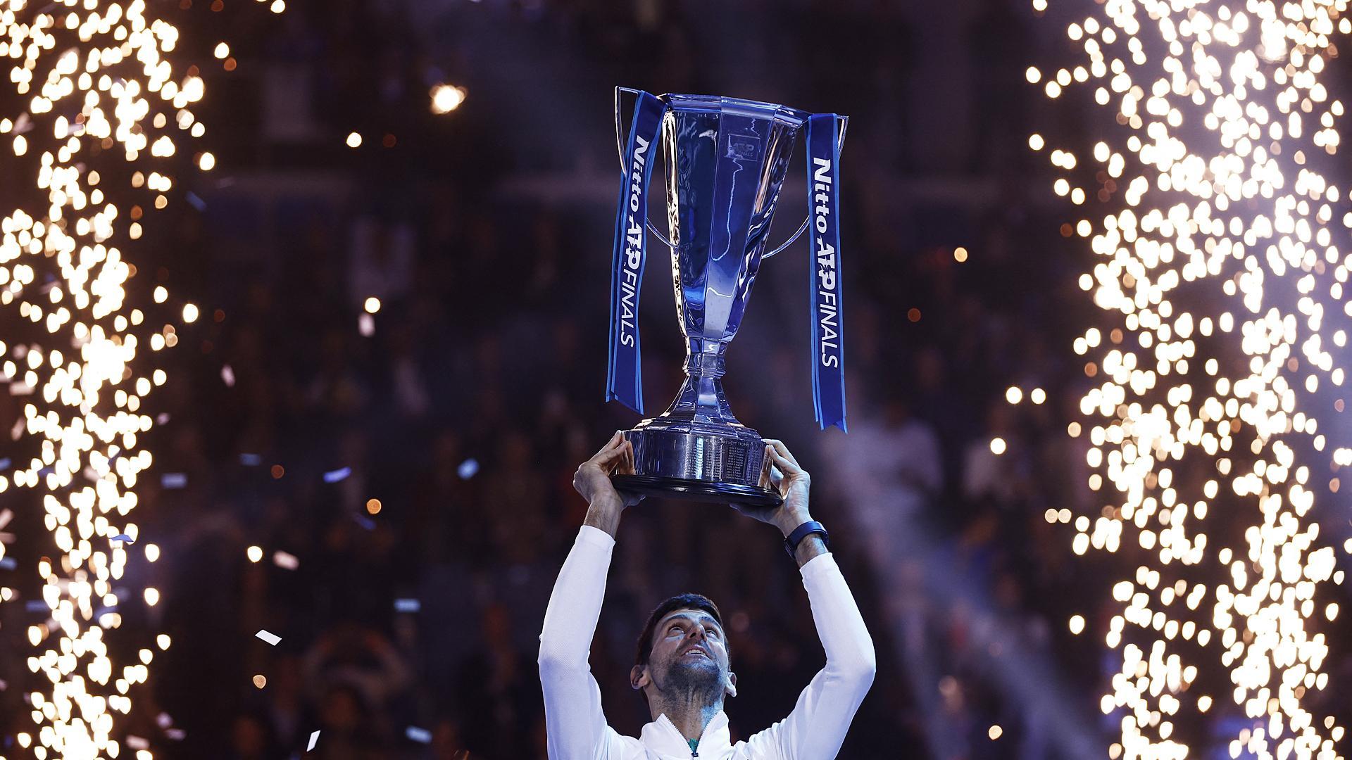 Novak Djokovic celebra la Copa de Maestros tras vencer en la final a Kasper Ruud