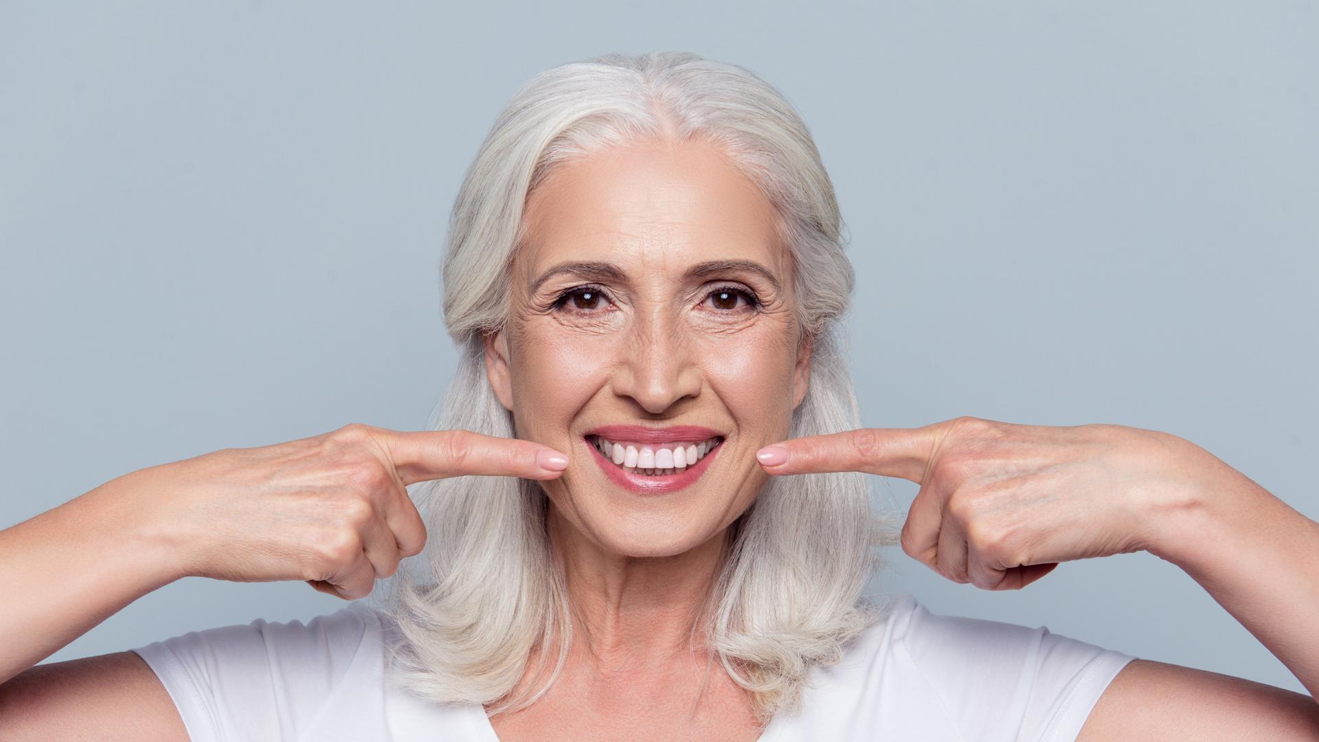¿Puede una sonrisa, aunque sea falsa, levantarnos el ánimo?