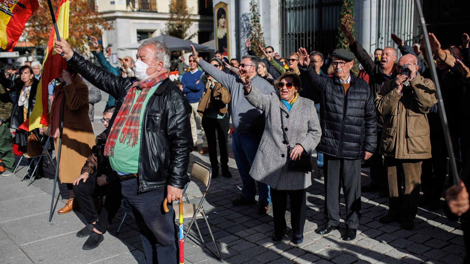 Varias personas levantan el brazo durante un acto organizado por el Movimiento Católico español en memoria de Francisco Franco y José Antonio Primo de Rivera, en la Plaza de Oriente, a 20 de noviembre de 2022, en Madrid (España). El acto se celebra para conmemorar a Francisco Franco cuando se cumplen 47 años de su muerte y al fundador de La Falange, José Antonio Primo de Rivera