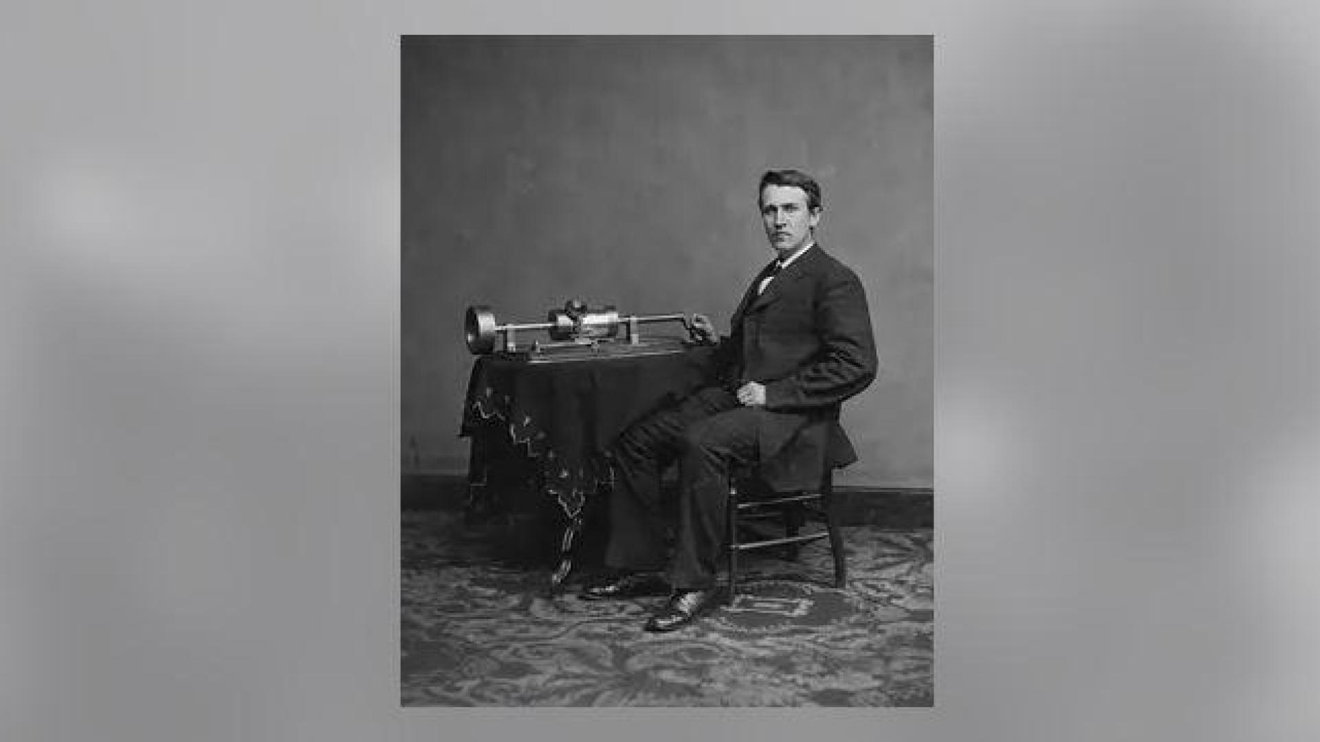 Edison junto a su segundo fonógrafo