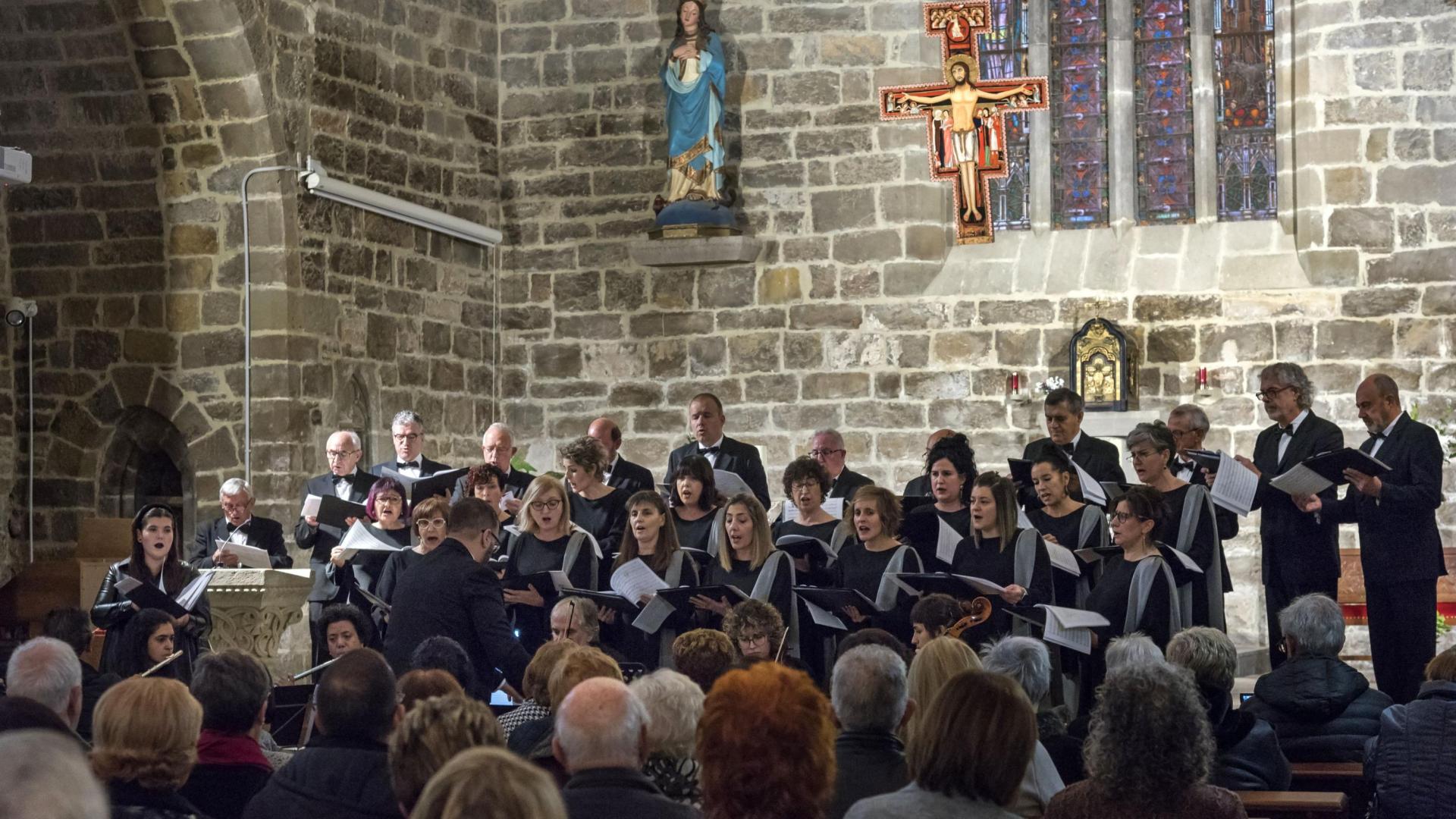 La iglesia de capuchinos de Sangüesa se llenó para presenciar el concierto de la Coral Nora
